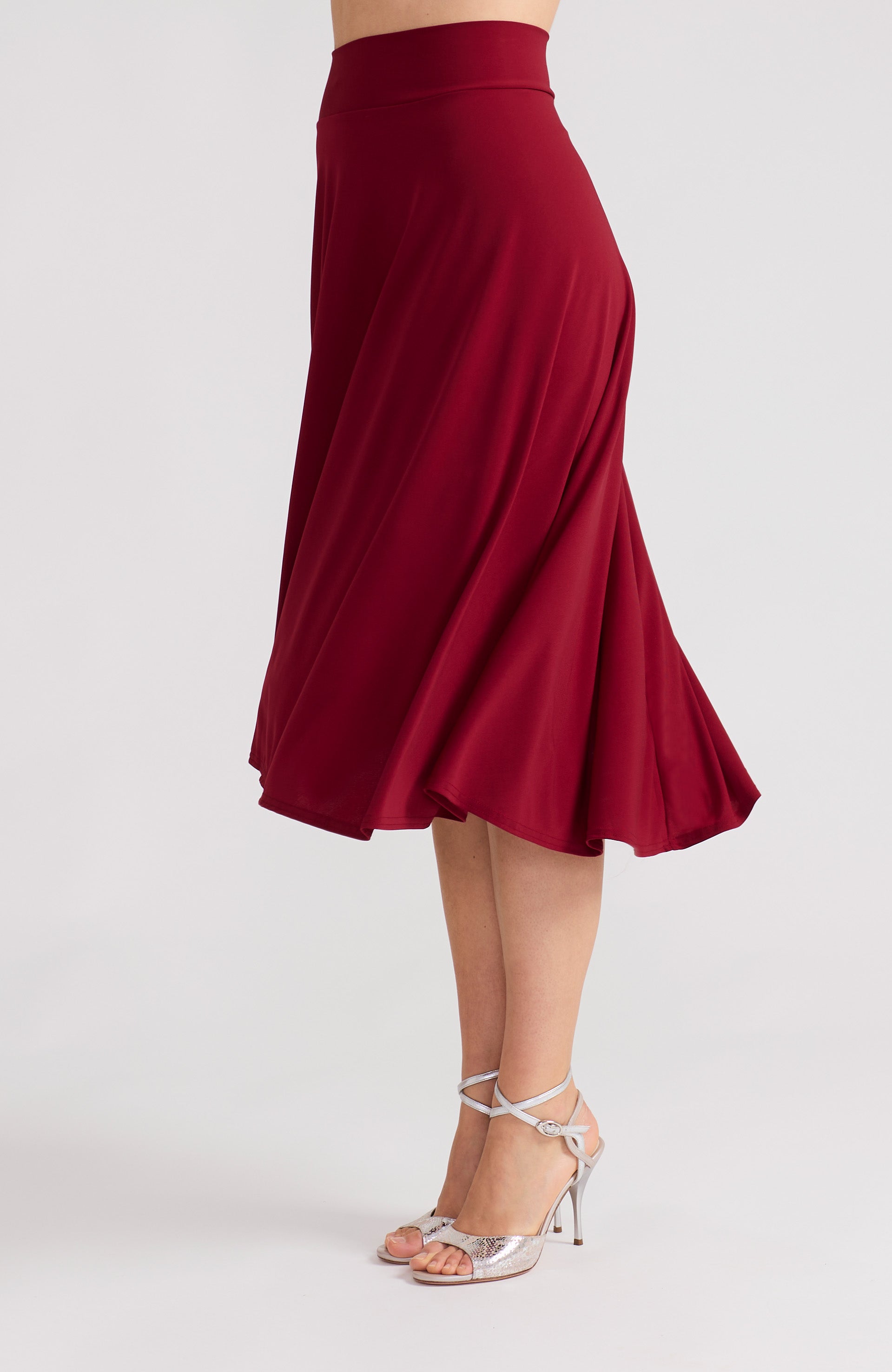 Bordeauxroter A-Linien Tango-Rock mit fließendem High-Low-Saum – AUDREY