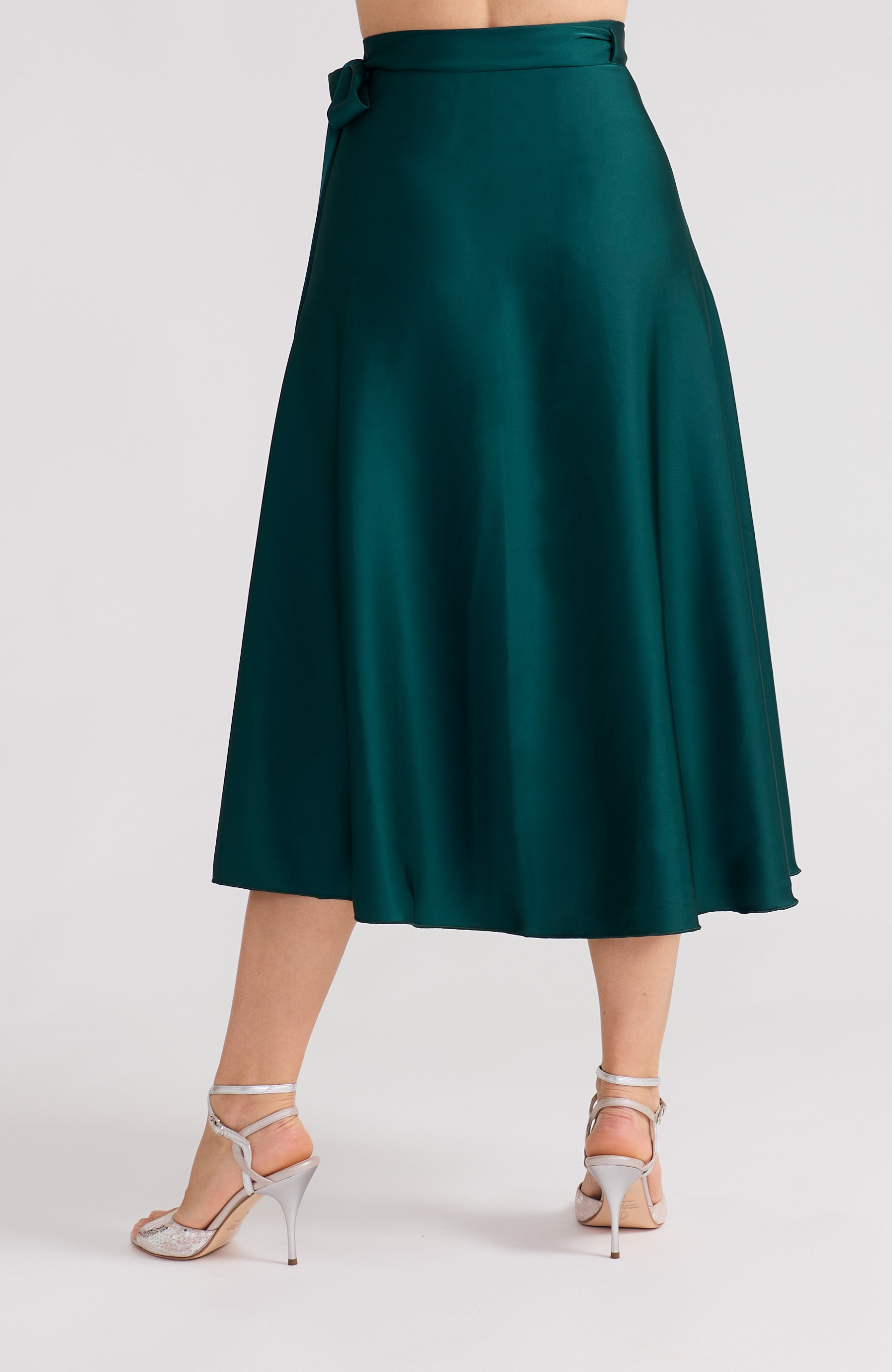 Langer Wickelrock aus grünem Satin – GINA