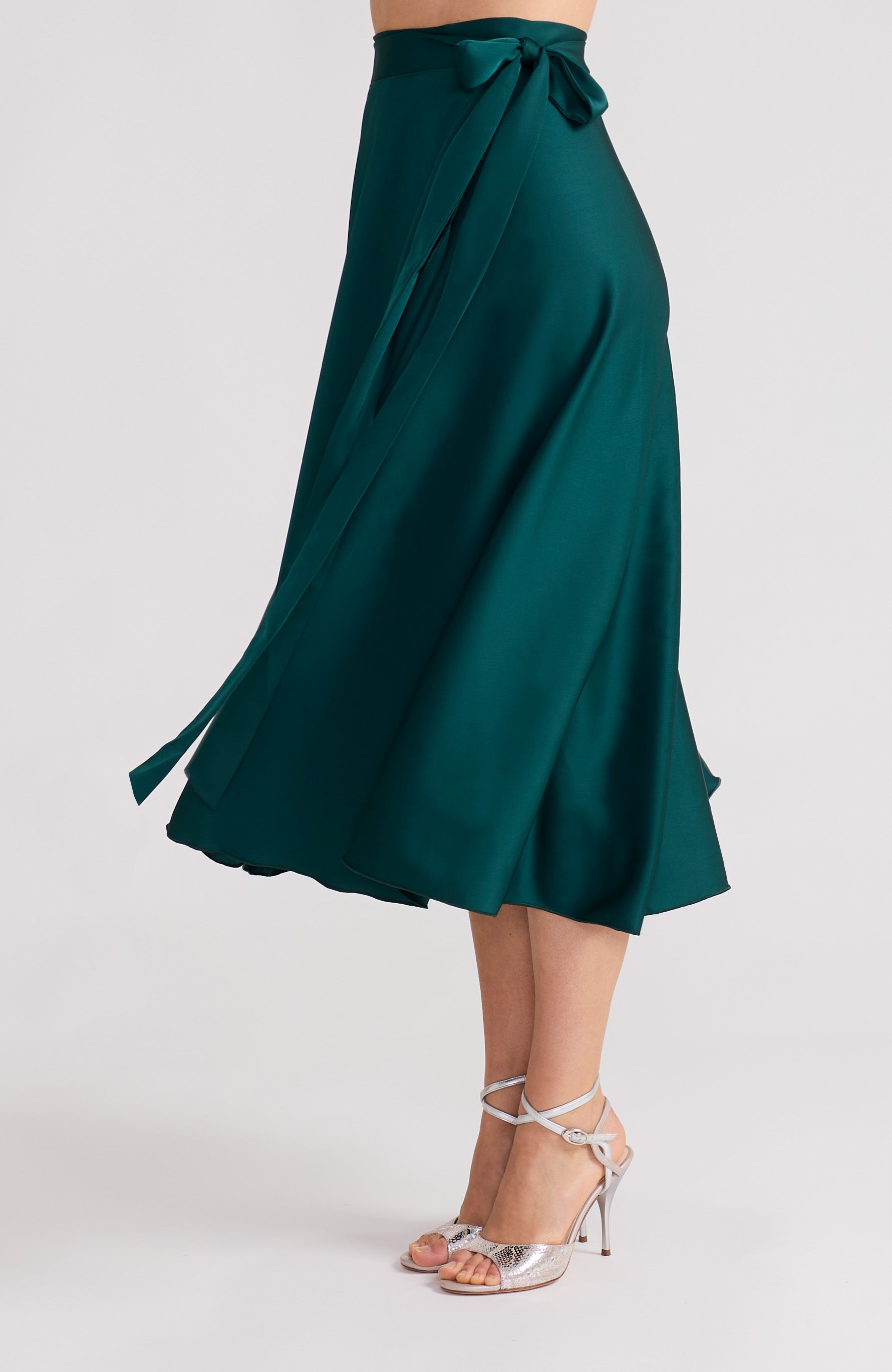 Langer Wickelrock aus grünem Satin – GINA
