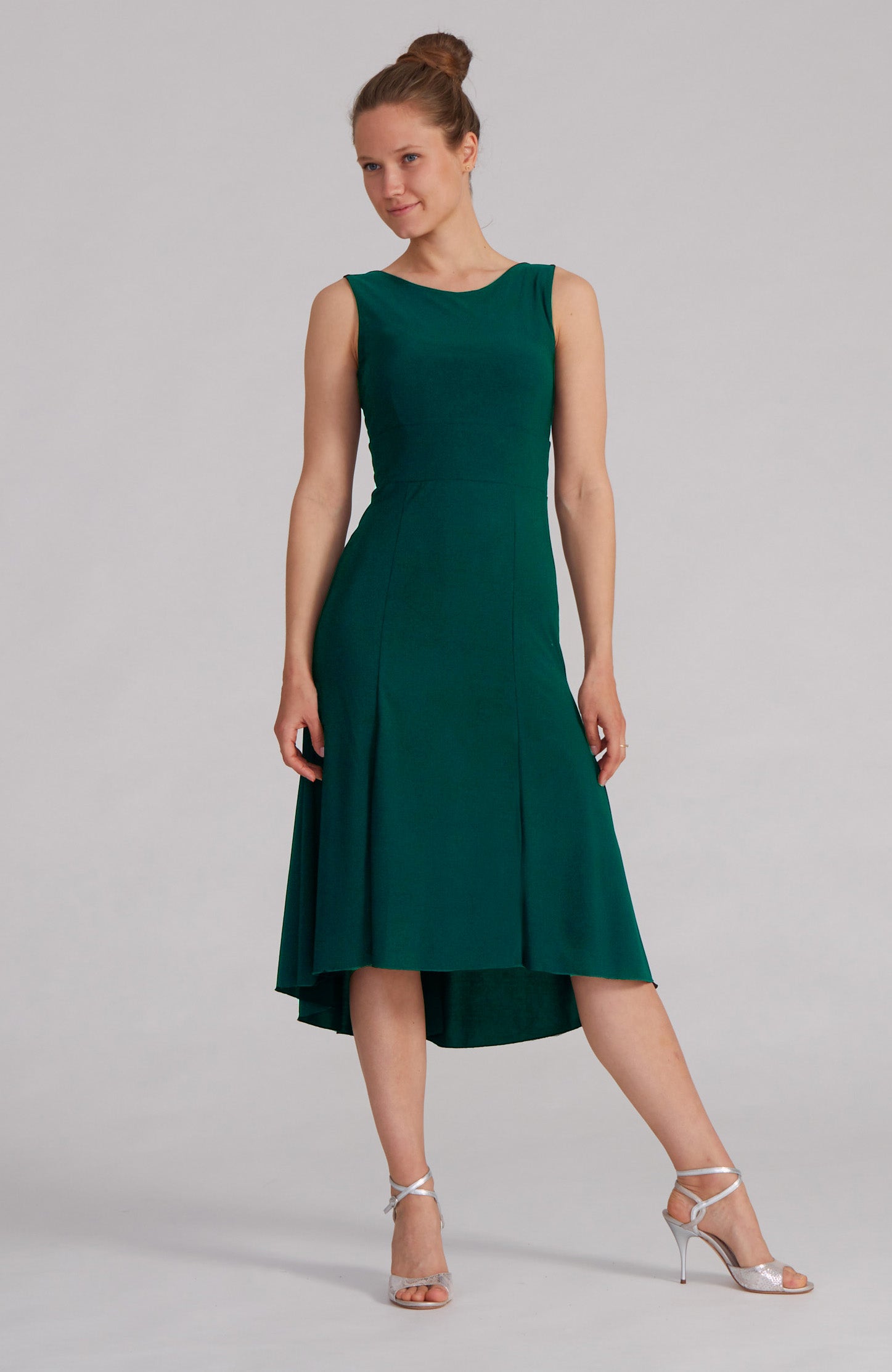 Grünes argentinisches Tangokleid mit asymmetrischem Saum – CARLA