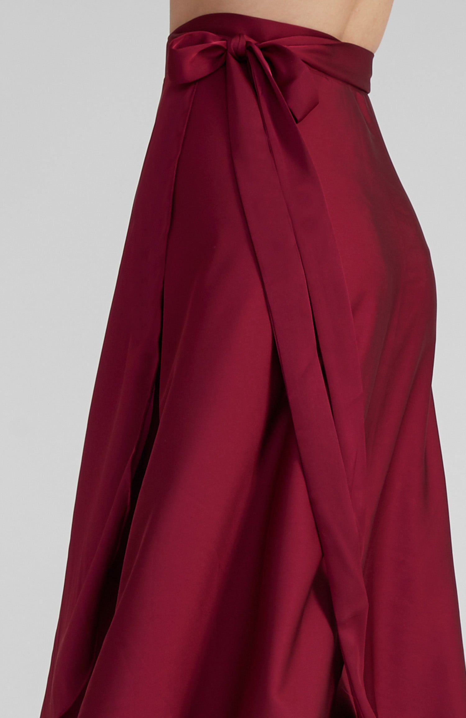 GINA Langer Wickelrock in Bordeauxrotem Satin