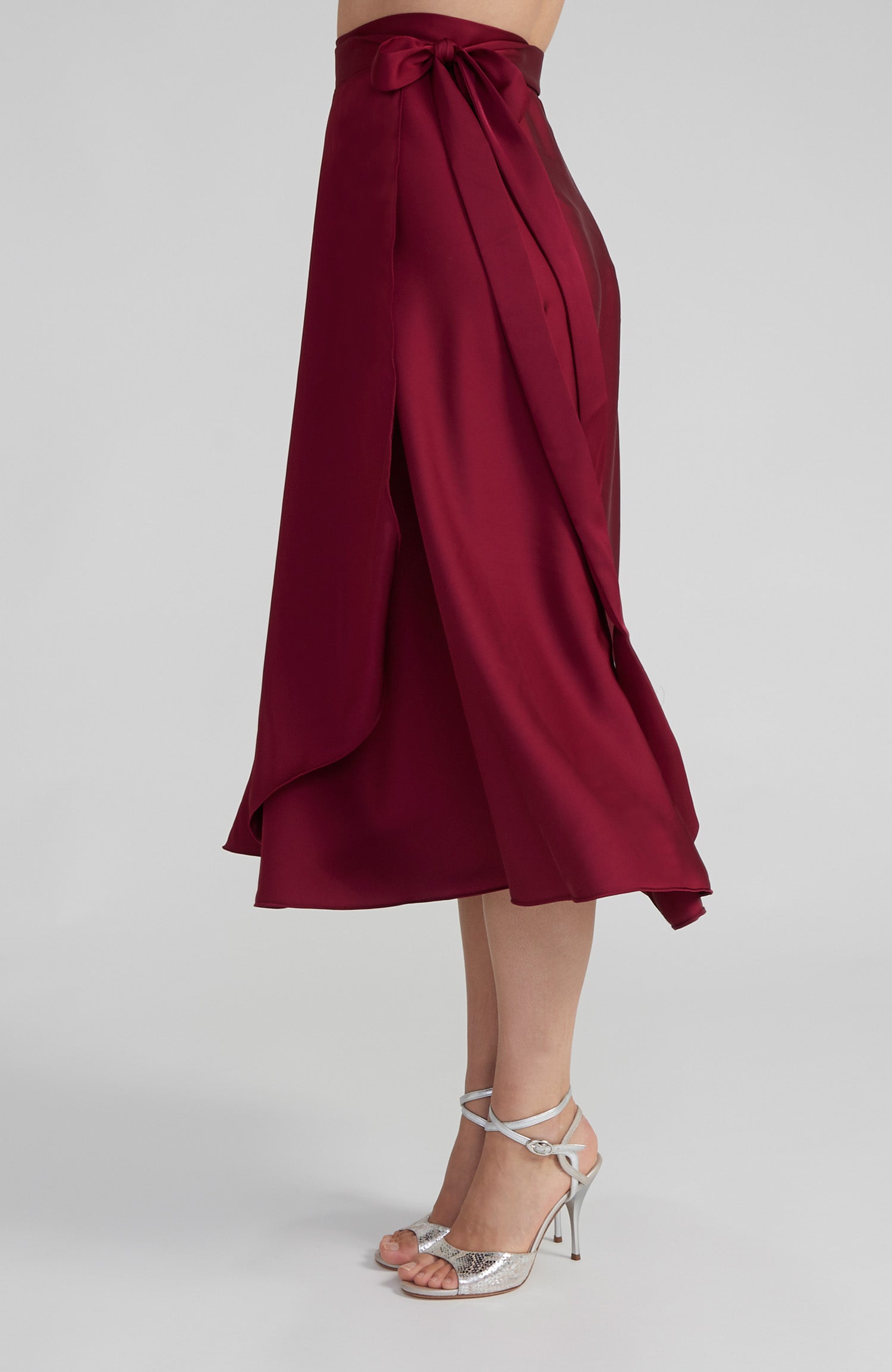 GINA Langer Wickelrock in Bordeauxrotem Satin