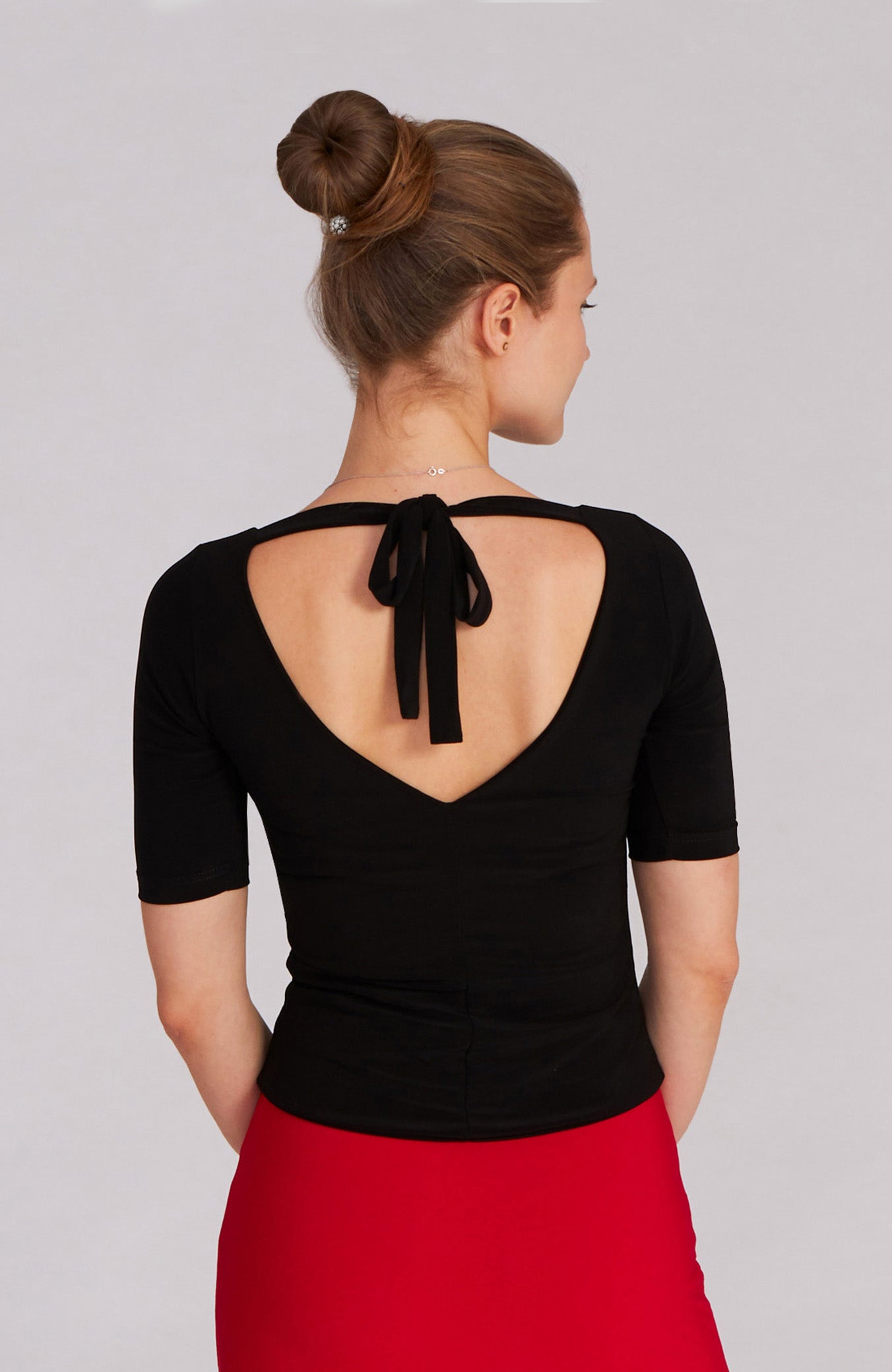 Schwarzes Top mit Ärmeln und Schleifendetail - ANGEL