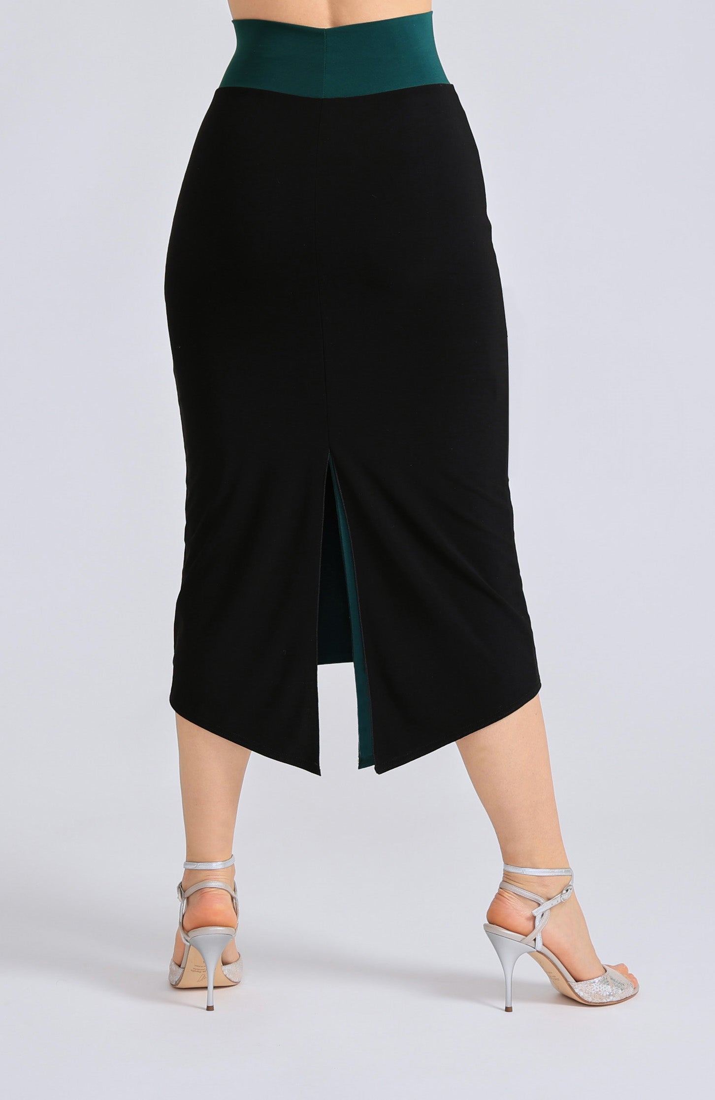 Long reversible pencil tango skirt CLAIRE in classic black with a high side slit, offering elegant knee coverage in motion.