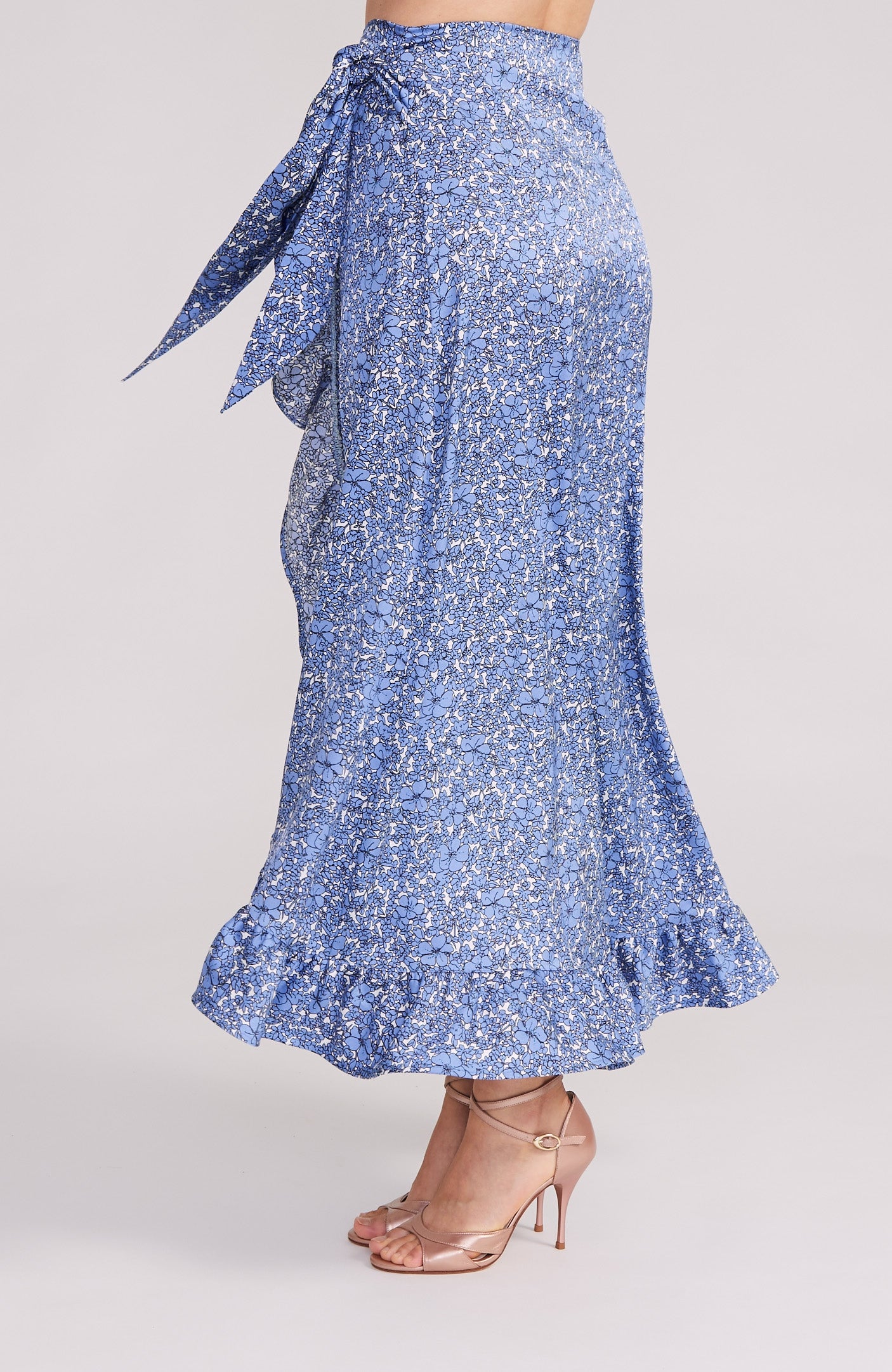 DINA Wickelrock mit Blumenmuster und Rüschensaum aus himmelblauer Viskose