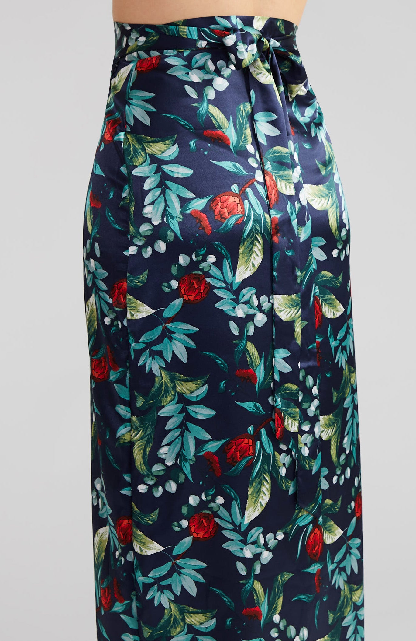 JULIET Jupe portefeuille en satin fleuri avec détails drapés
