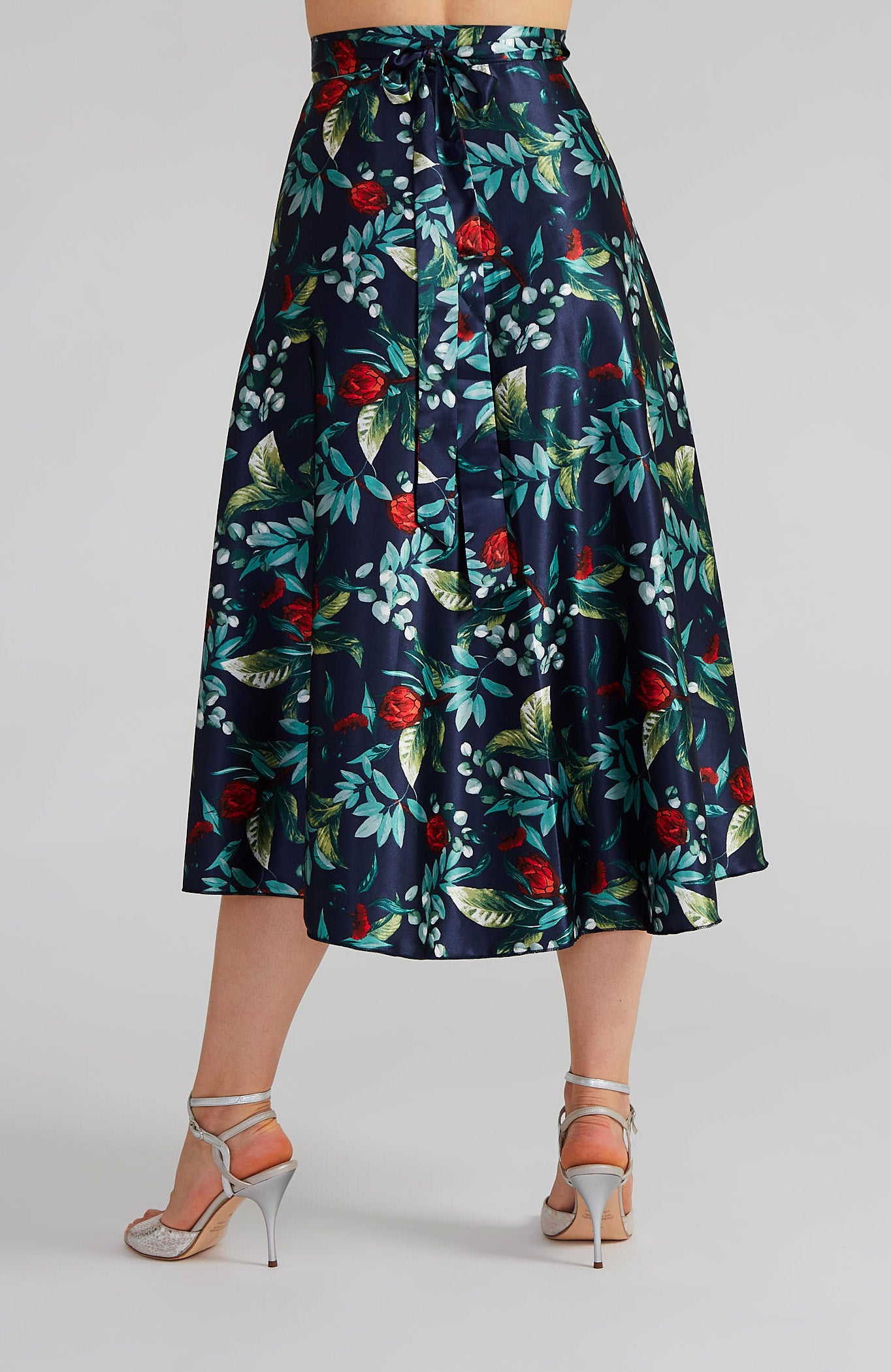 GINA Langer Wickelrock in Satin Blossoms auf Marineblau