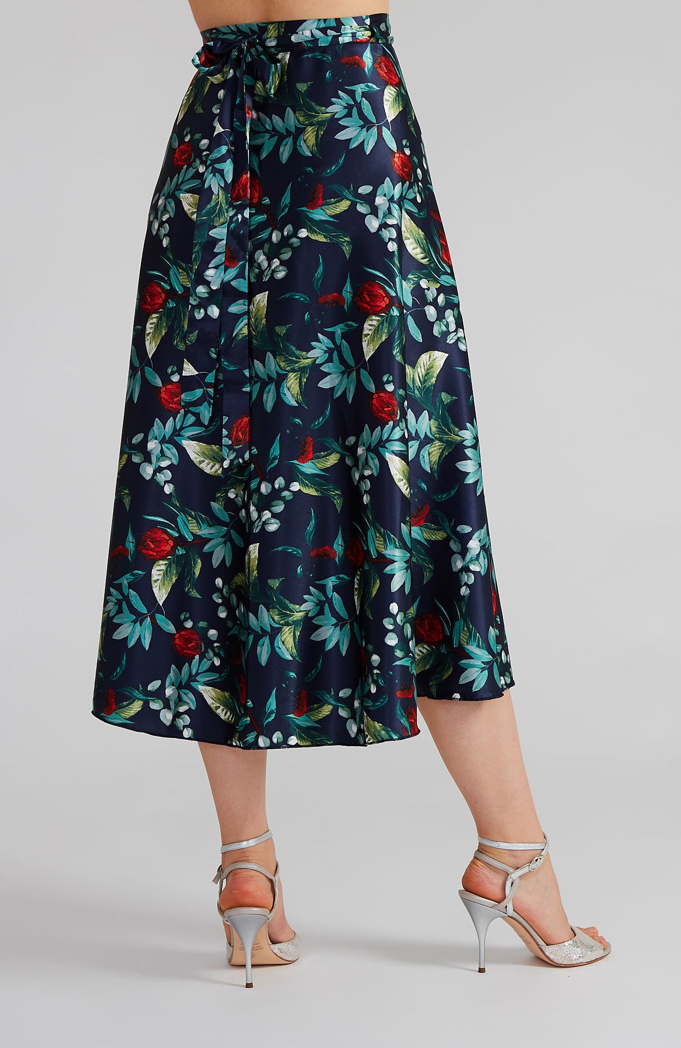 GINA Langer Wickelrock in Satin Blossoms auf Marineblau