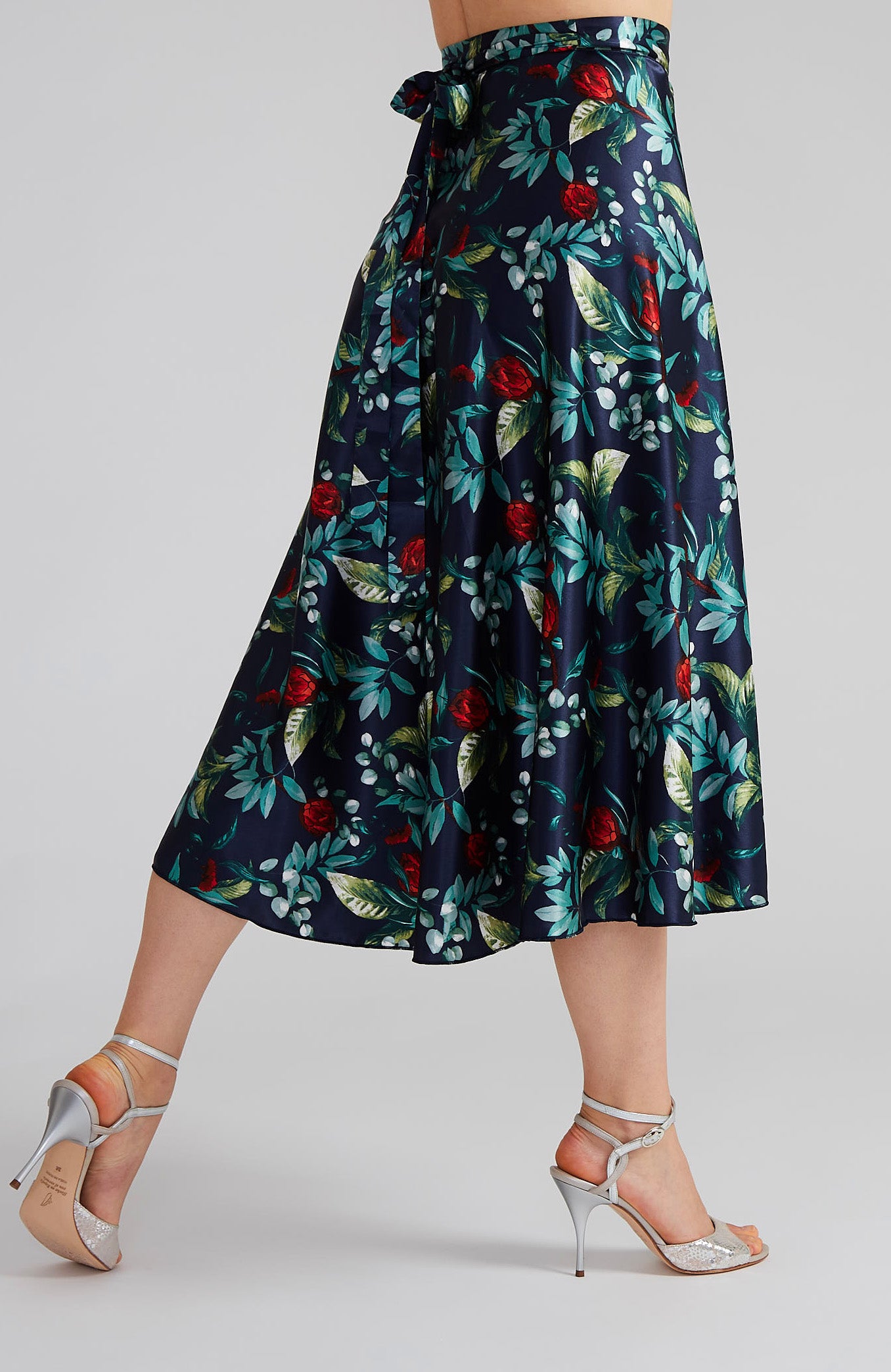 GINA Langer Wickelrock in Satin Blossoms auf Marineblau