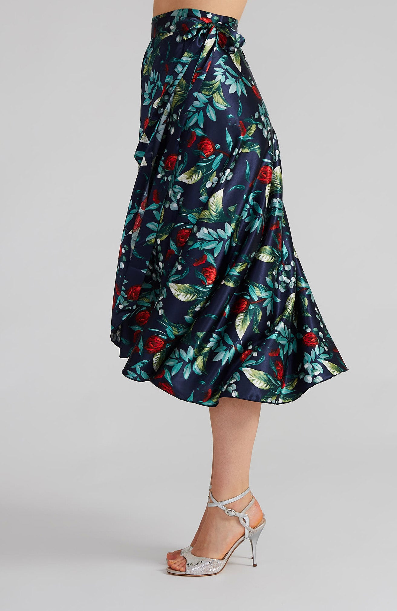 GINA Langer Wickelrock in Satin Blossoms auf Marineblau