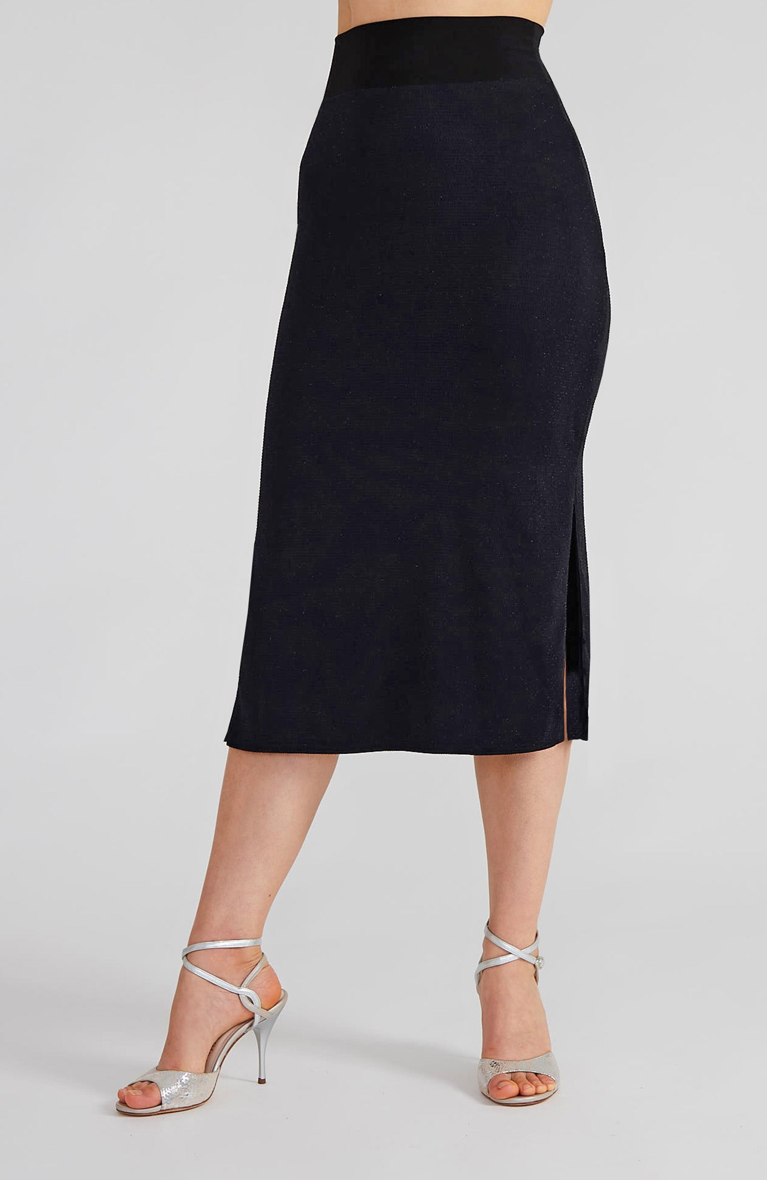 Fitted tango skirt in black with side slits