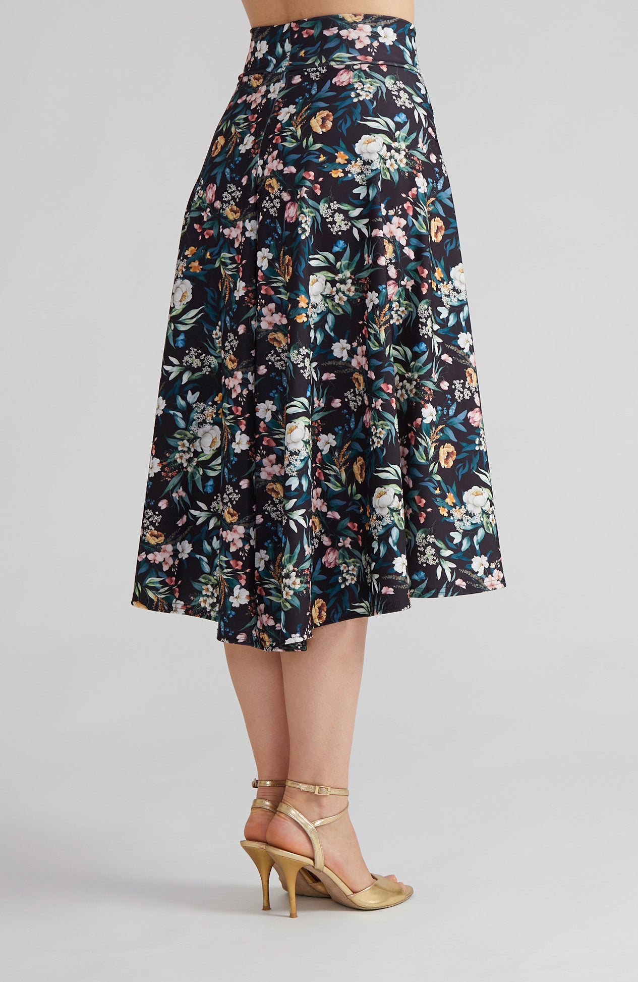 Jupe trapèze AUDREY noire à motifs floraux, ourlet asymétrique fluide