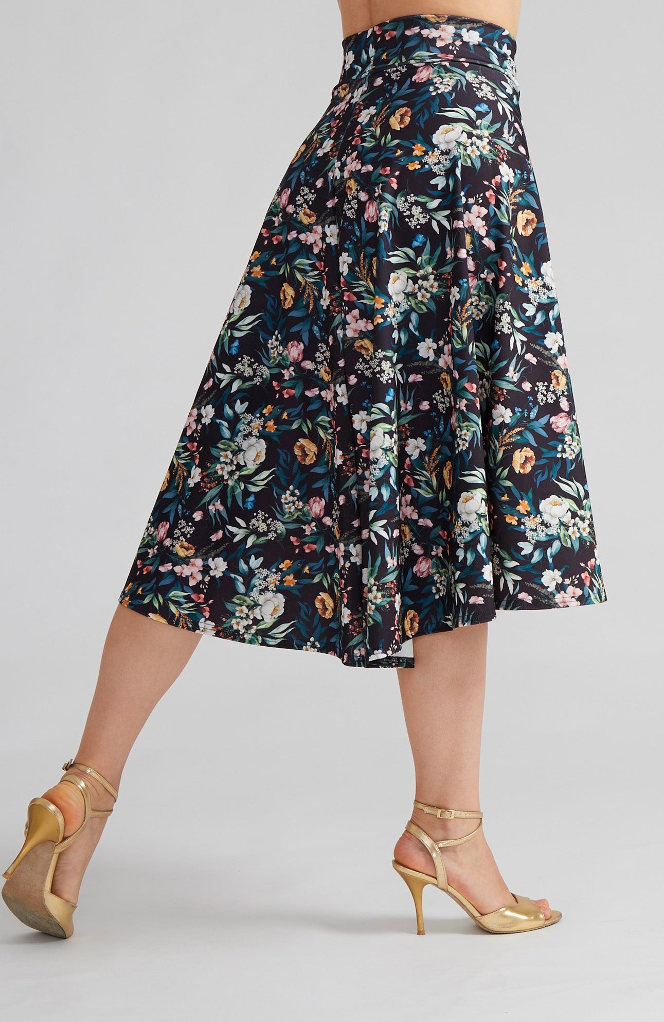 Jupe trapèze AUDREY noire à motifs floraux, ourlet asymétrique fluide