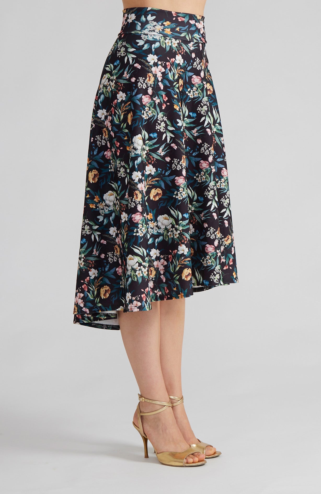 Jupe trapèze AUDREY noire à motifs floraux, ourlet asymétrique fluide