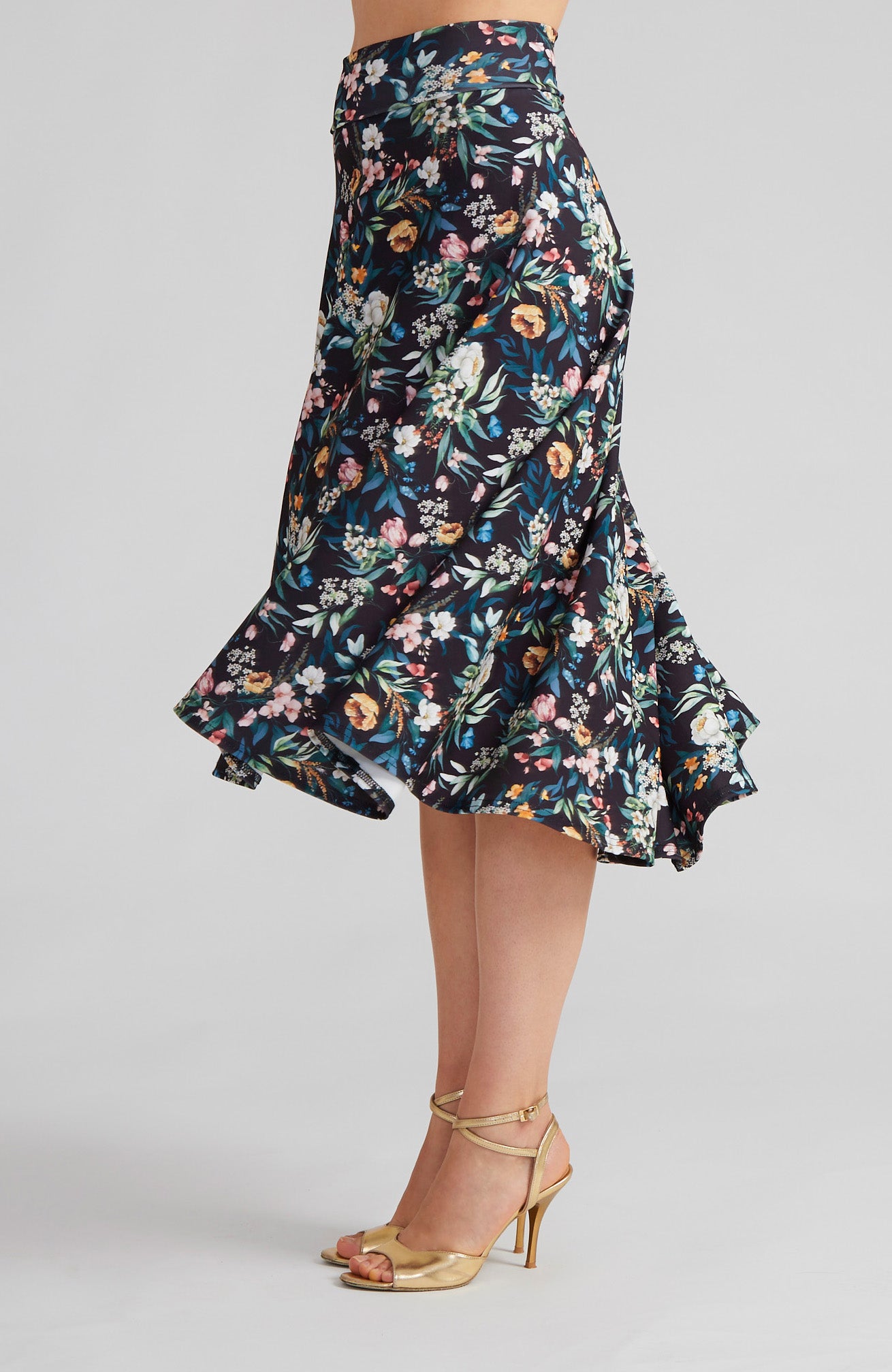 Jupe trapèze AUDREY noire à motifs floraux, ourlet asymétrique fluide