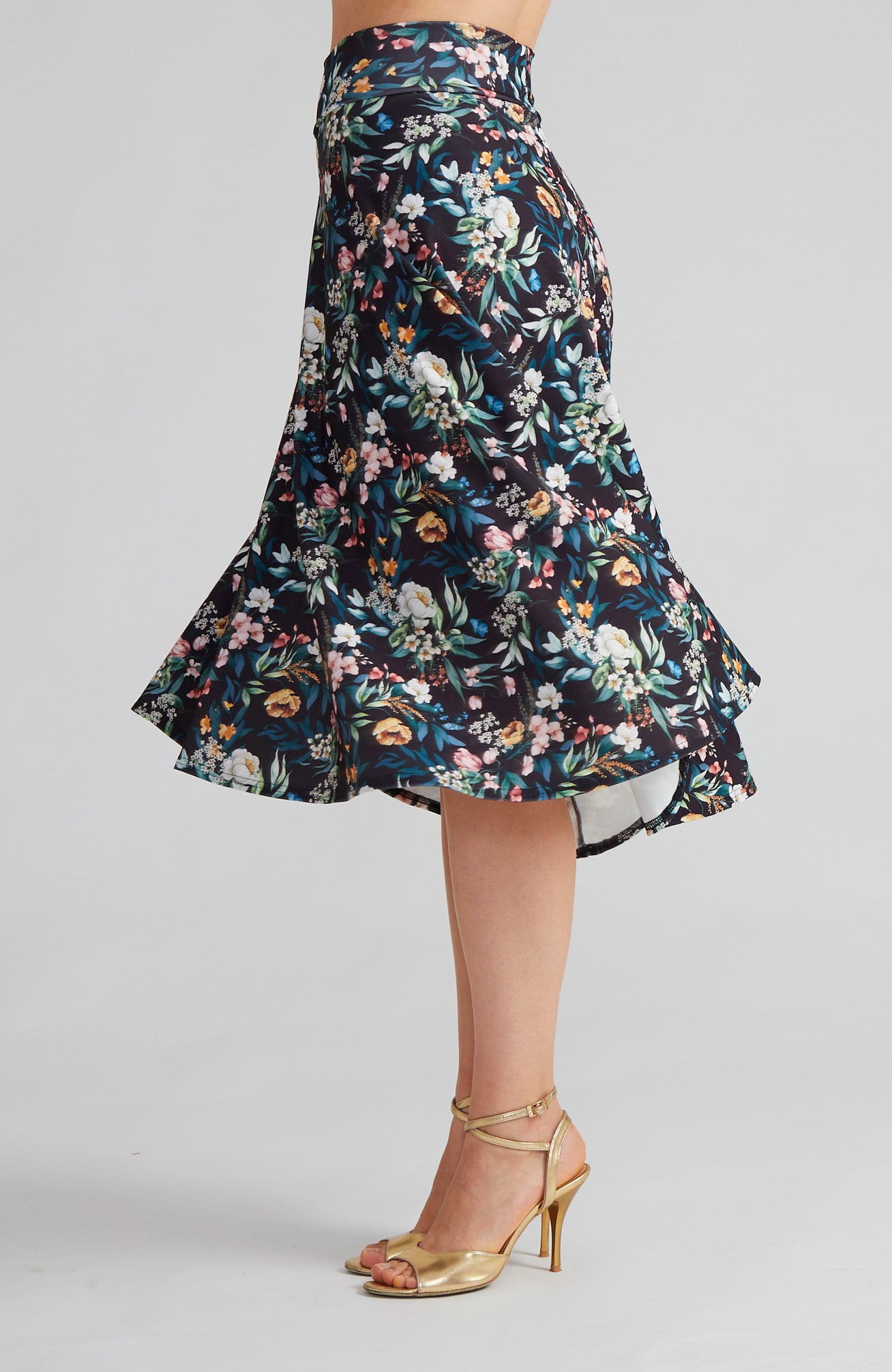 Jupe trapèze AUDREY noire à motifs floraux, ourlet asymétrique fluide