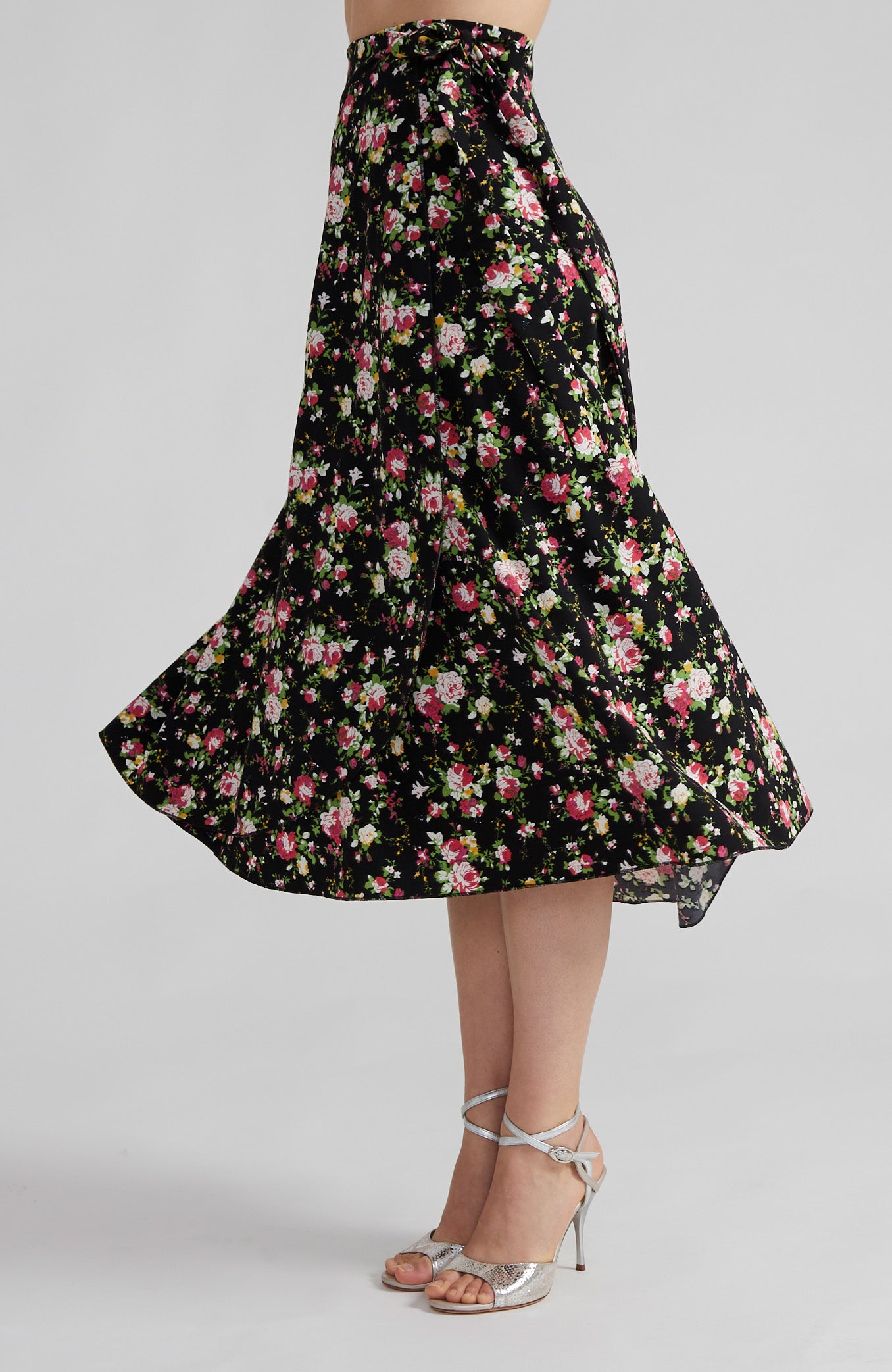 GINA jupe longue portefeuille à motifs de roses sur fond noir