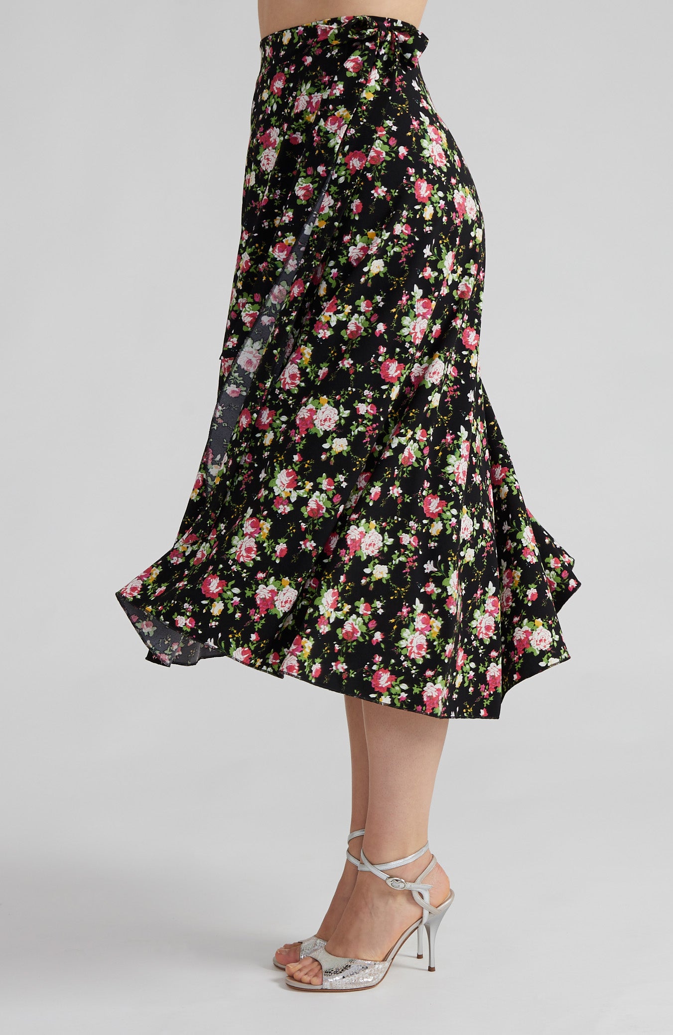 GINA jupe longue portefeuille à motifs de roses sur fond noir