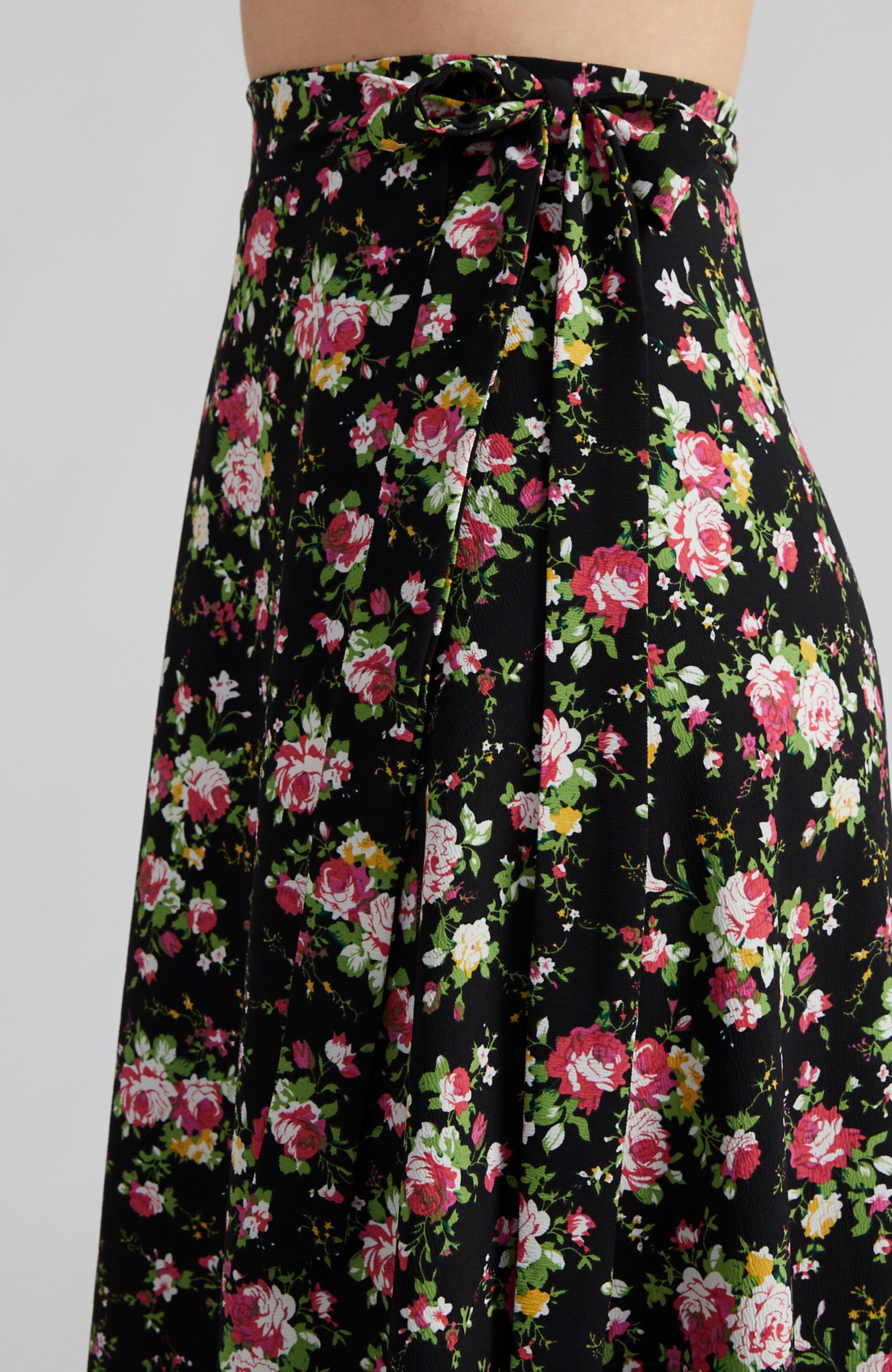 GINA jupe longue portefeuille à motifs de roses sur fond noir
