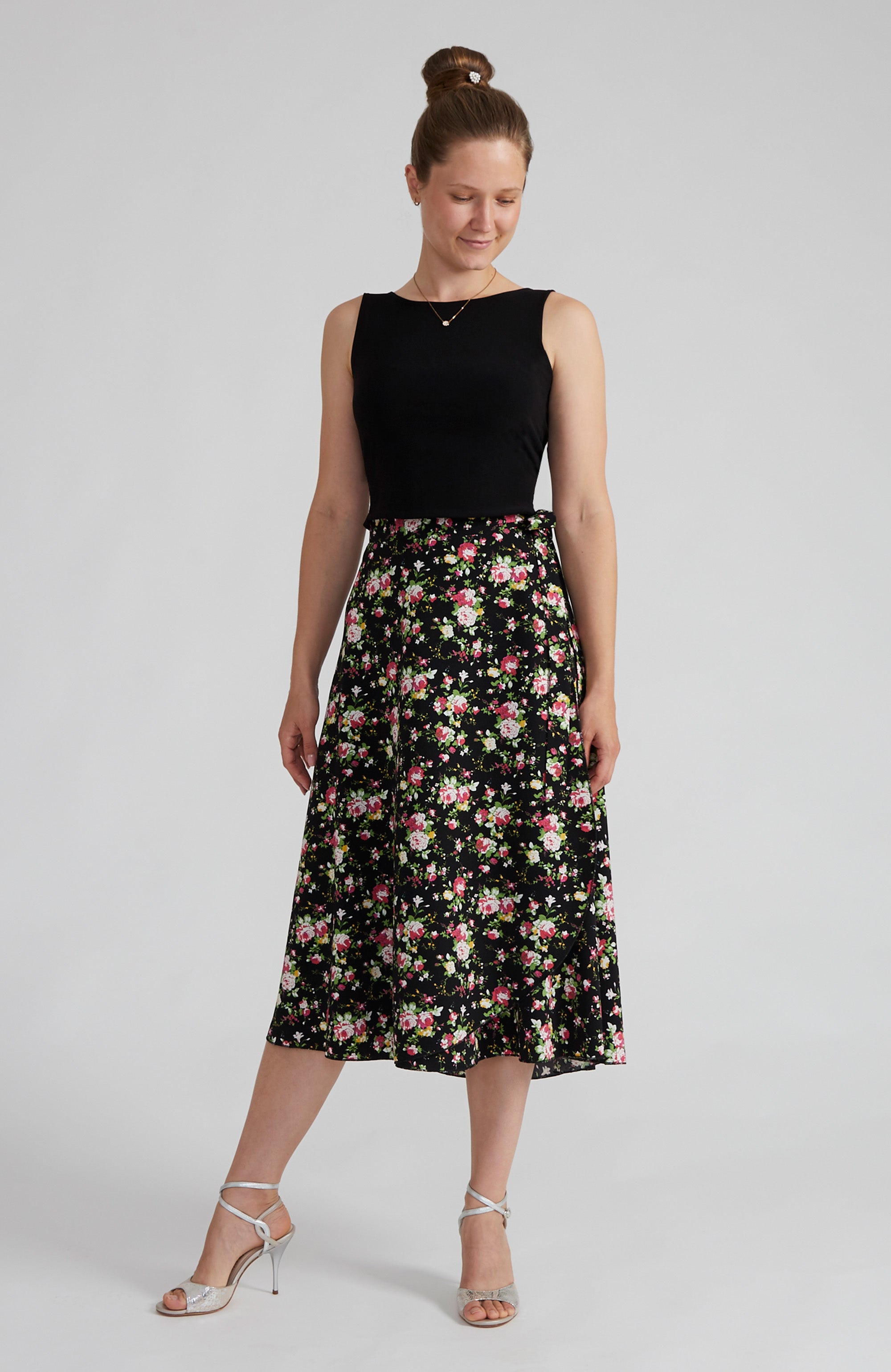 GINA jupe longue portefeuille à motifs de roses sur fond noir