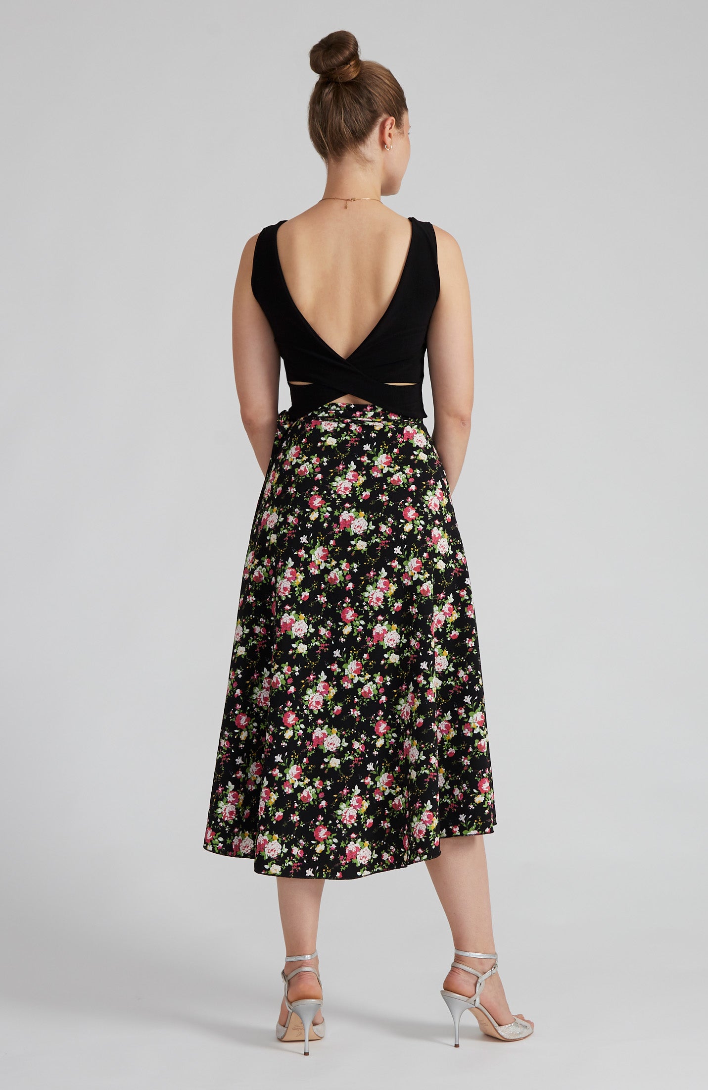 GINA jupe longue portefeuille à motifs de roses sur fond noir