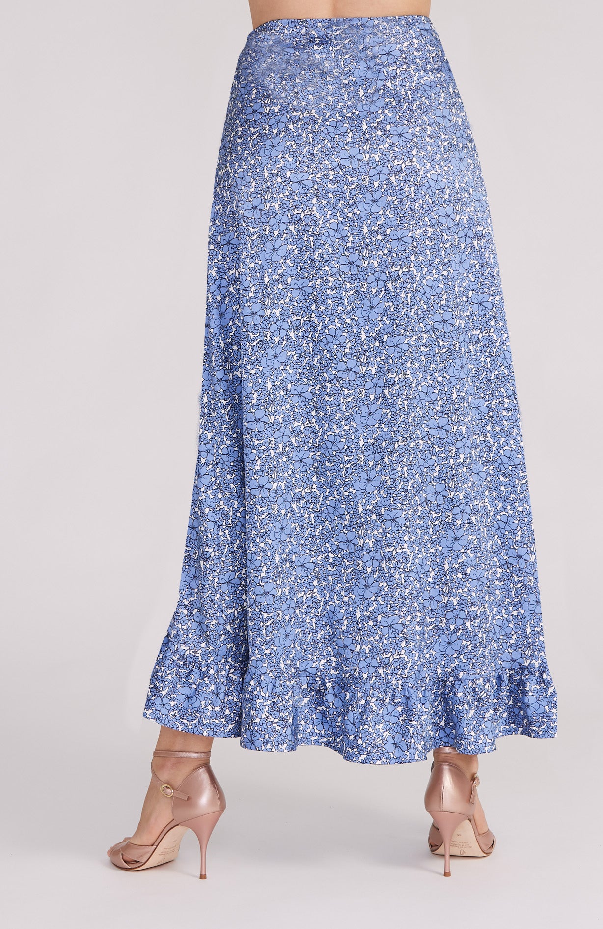 Jupe portefeuille fleurie DINA avec ourlet à volants en viscose bleu ciel