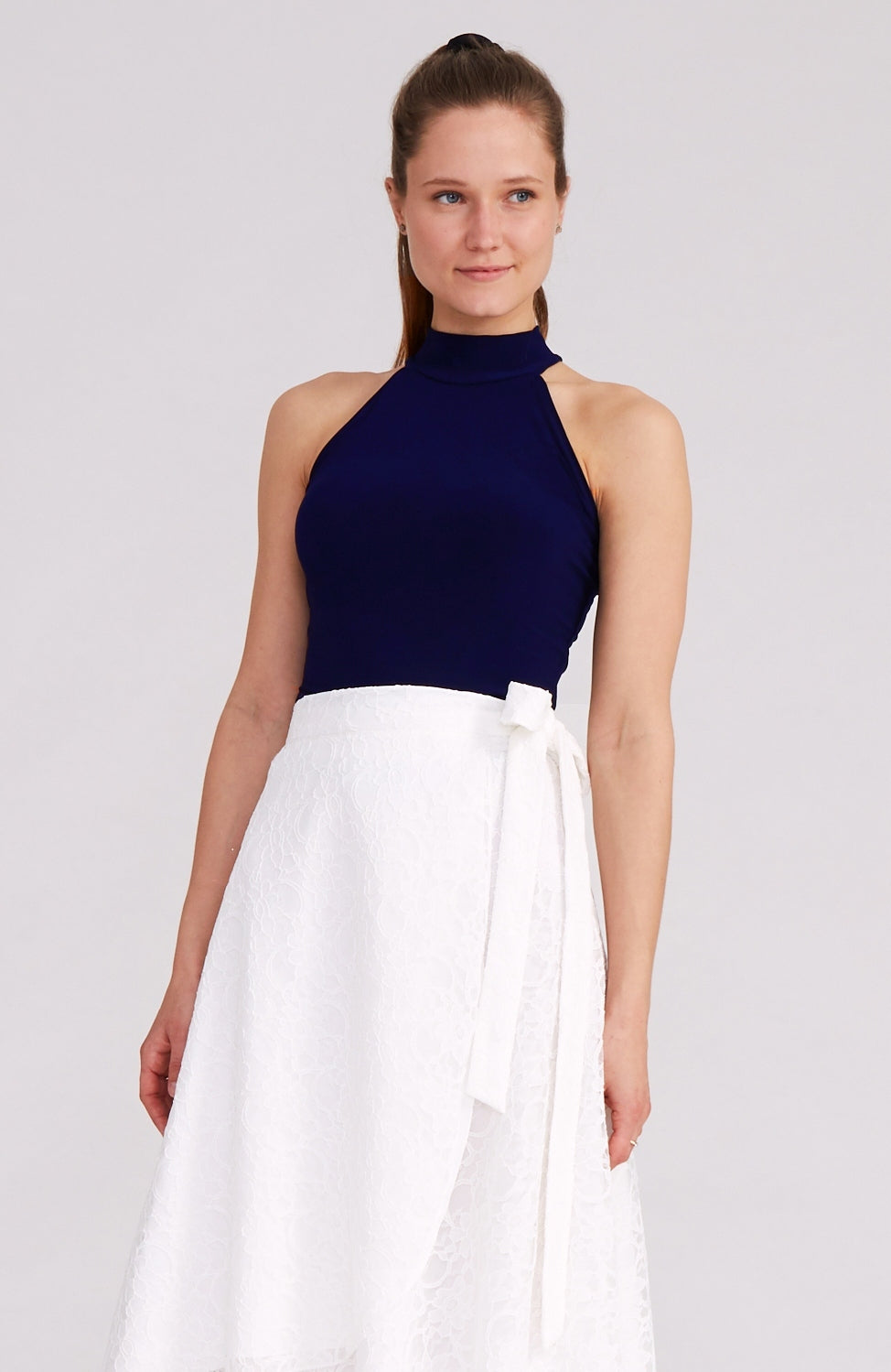 STELLA Tailliertes Neckholder-Top in Marineblau