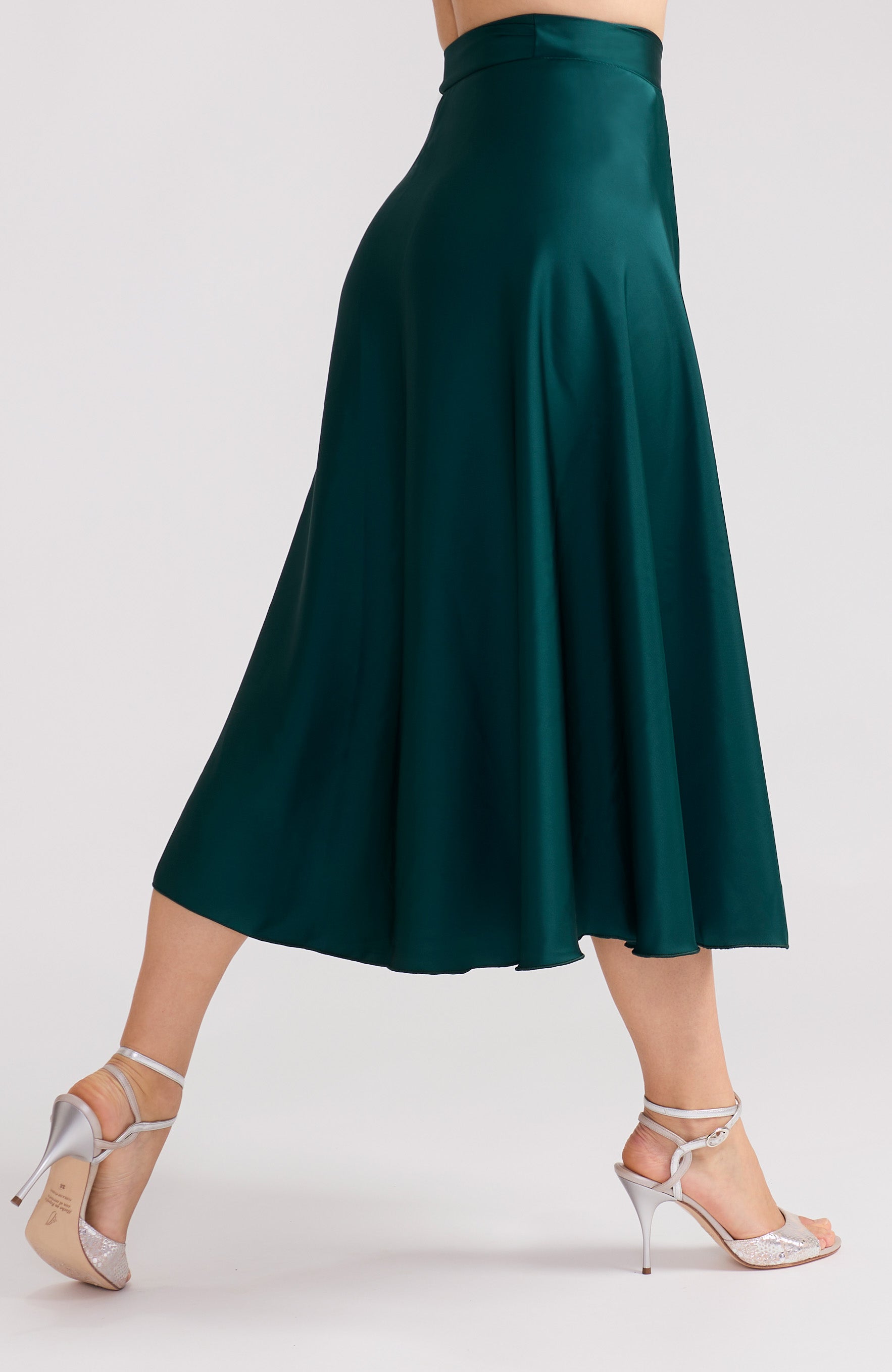 Langer Wickelrock aus grünem Satin – GINA