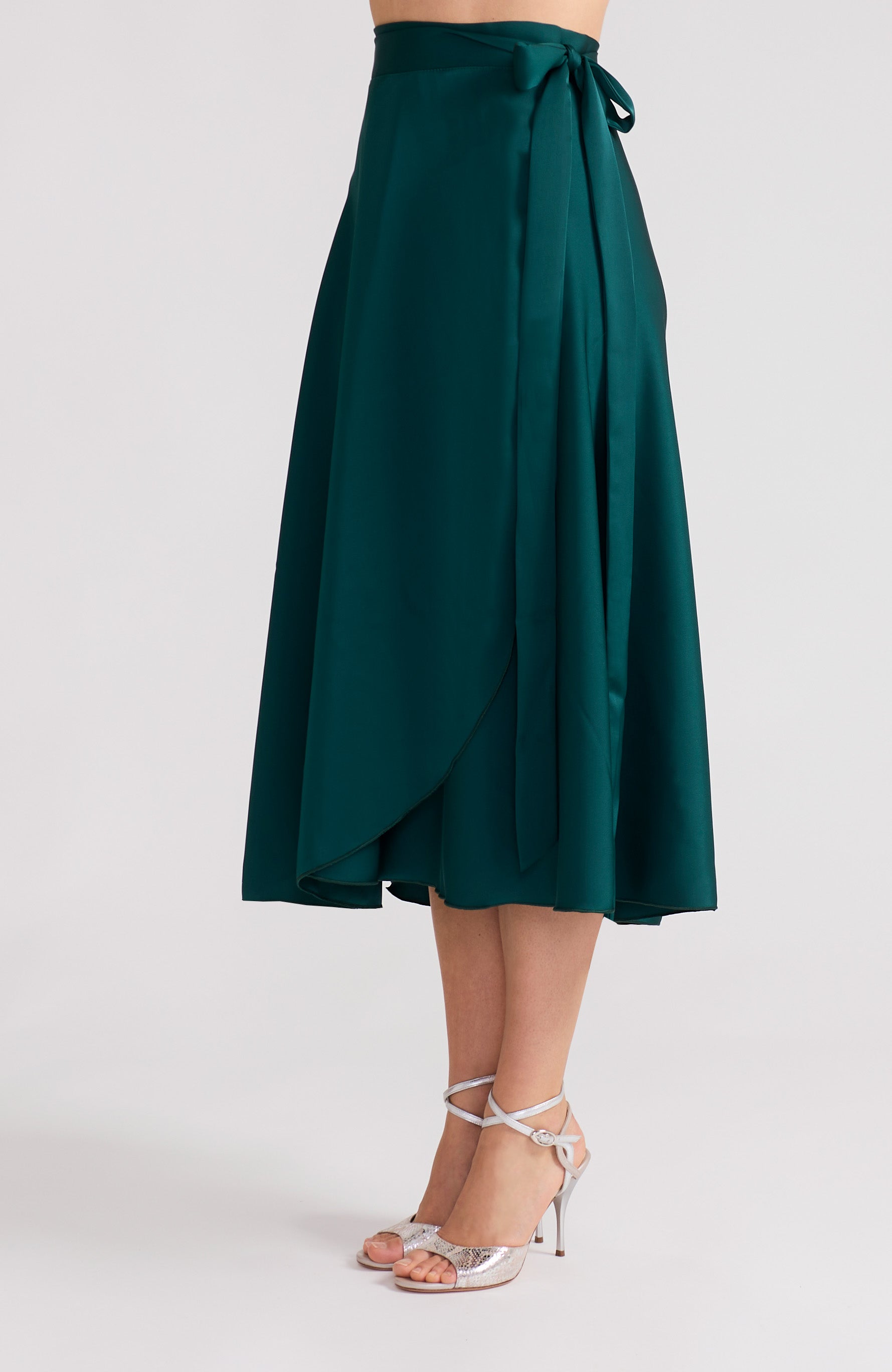 Langer Wickelrock aus grünem Satin – GINA