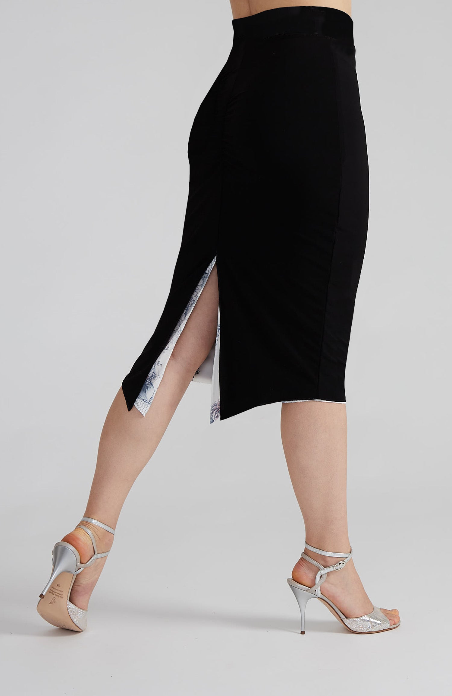 CLARISA Reversible Tango Skirt in Lace Florals & Black (Black Waist)