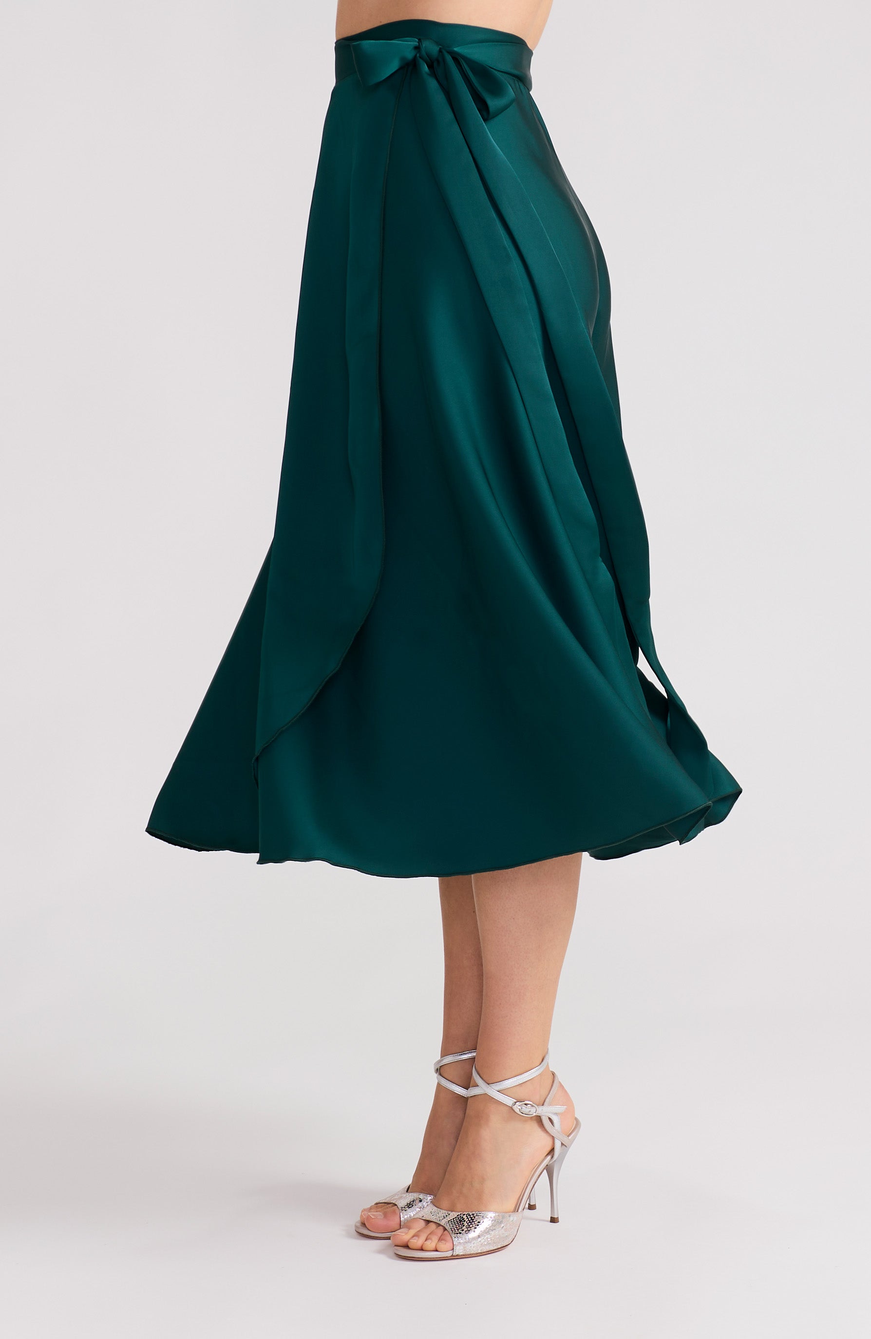 Langer Wickelrock aus grünem Satin – GINA