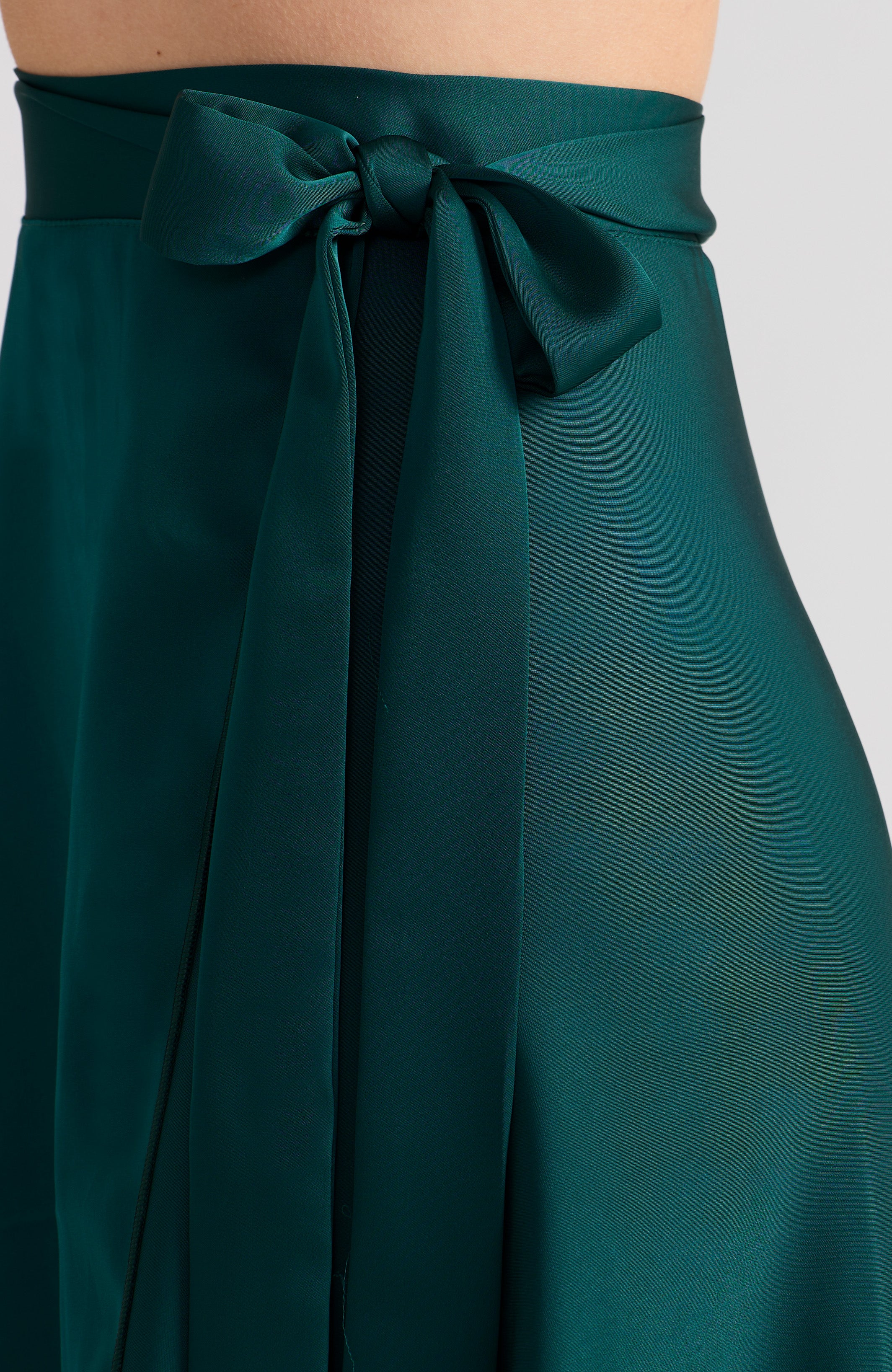 Langer Wickelrock aus grünem Satin – GINA