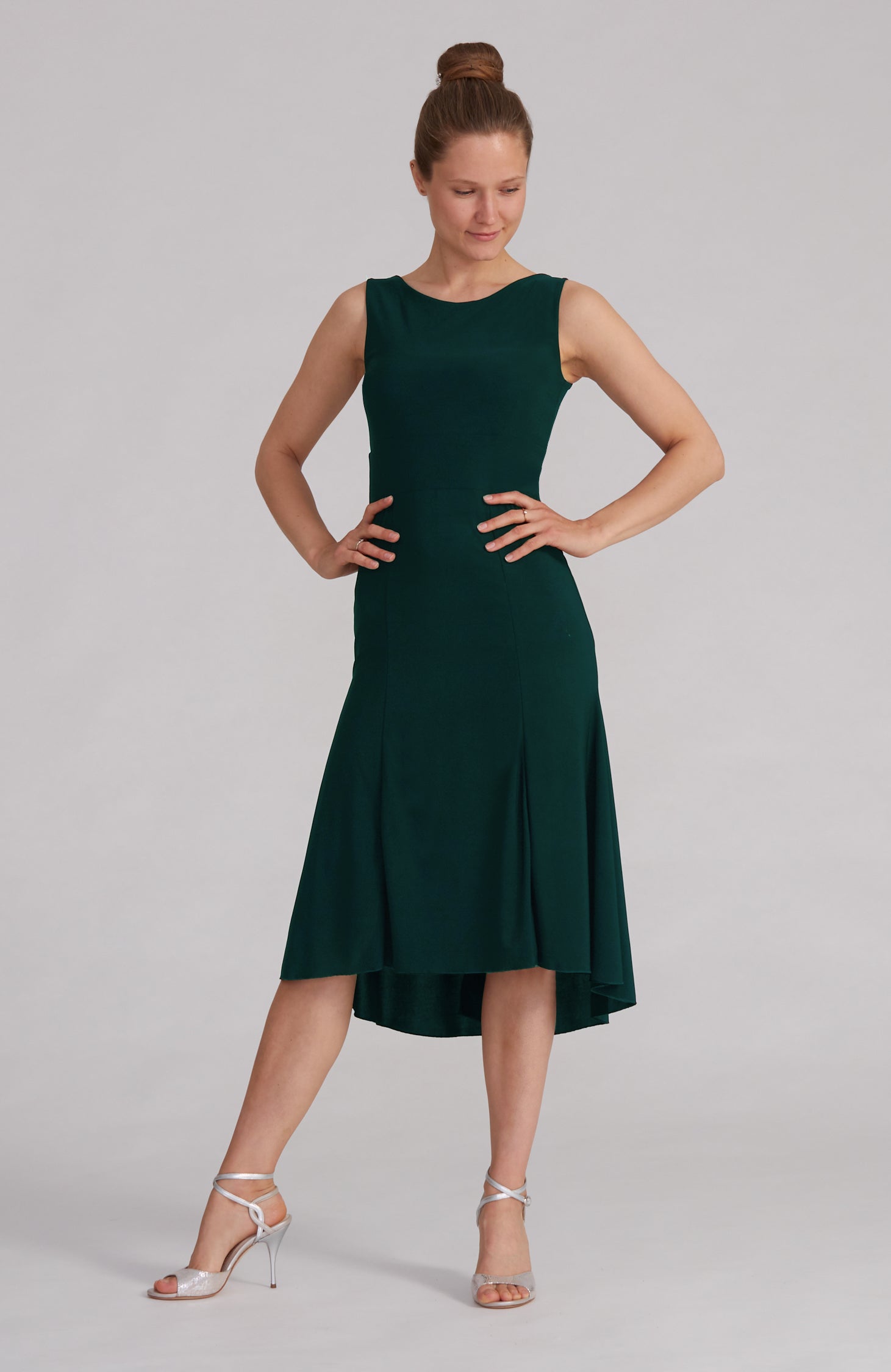 Grünes argentinisches Tangokleid mit asymmetrischem Saum – CARLA