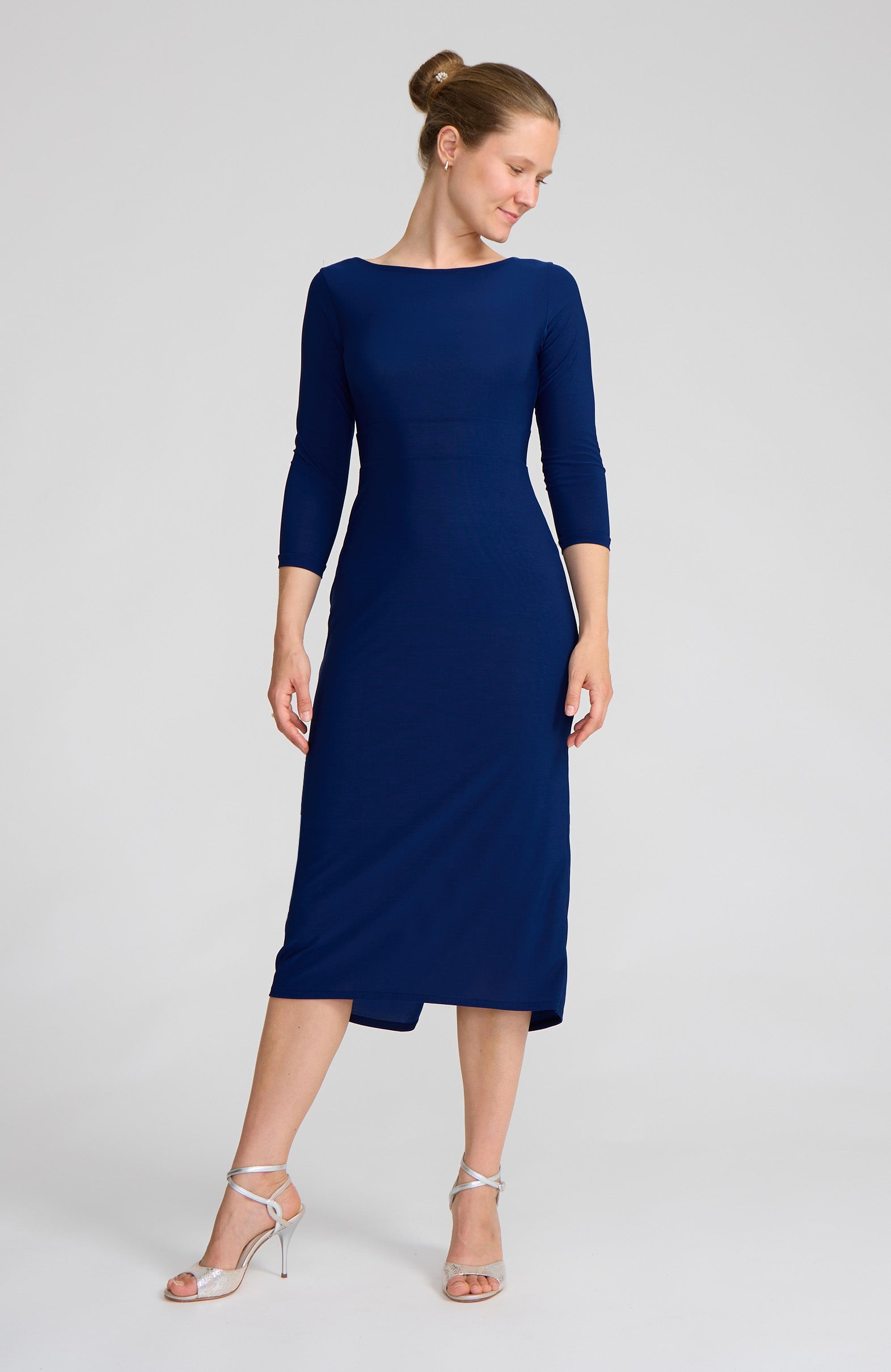 Blaues Tangokleid mit Ärmeln & elegantem rundem Rückenausschnitt – CHLOE