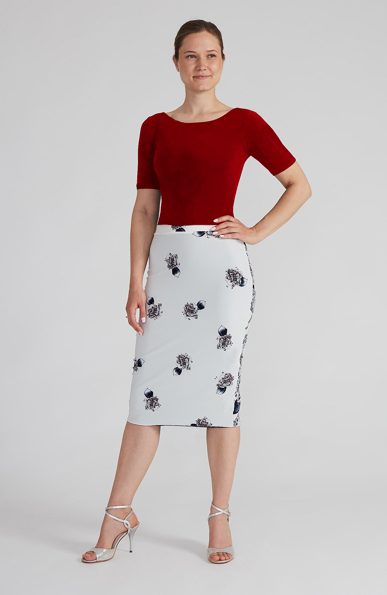 Front view of the DOROTEA bordeaux red tango top with elegant sleeves, paired with a high-waisted skirt