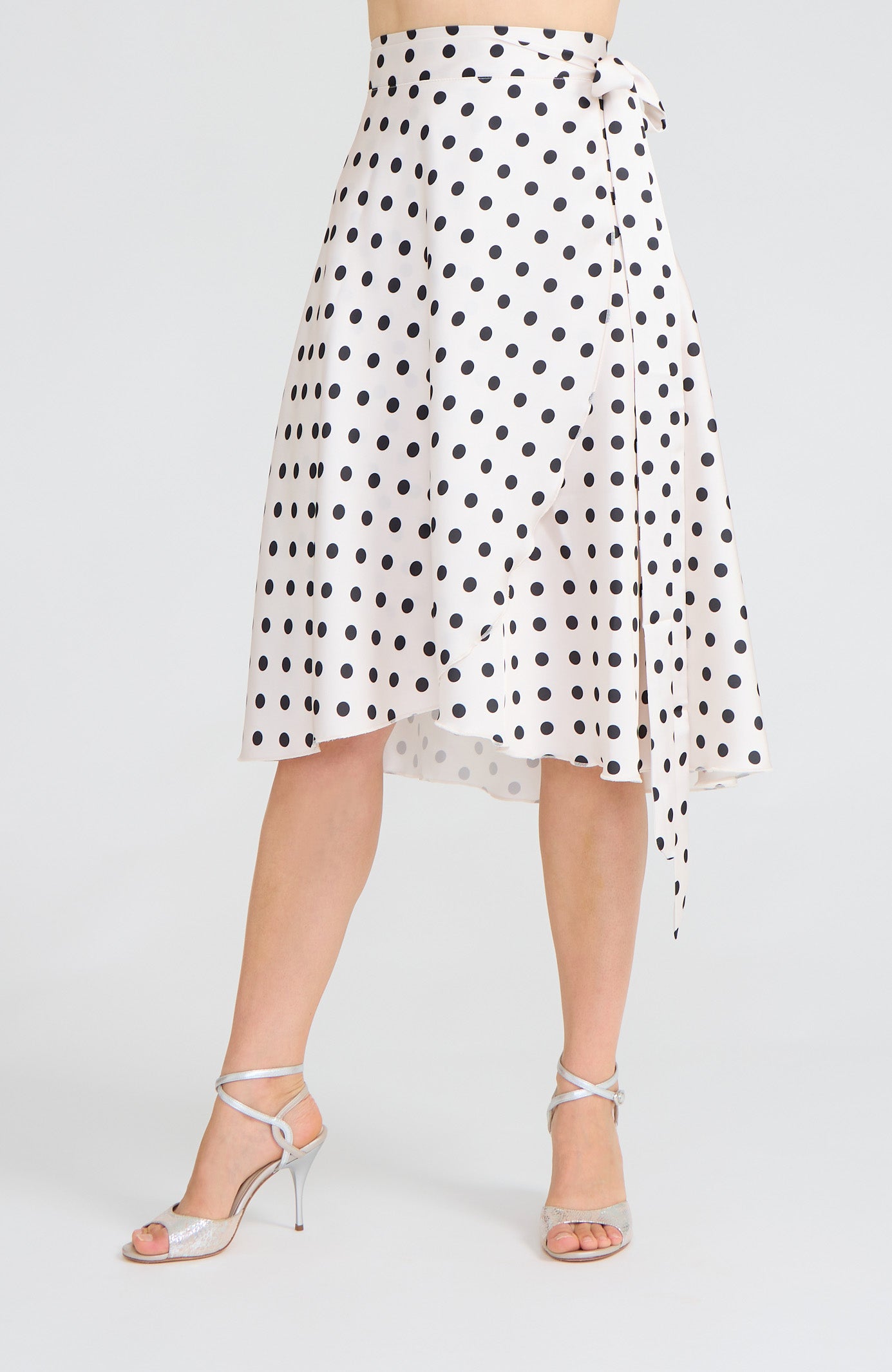 Jupe de tango portefeuille en satin à Pois Crème / Noir – COCO