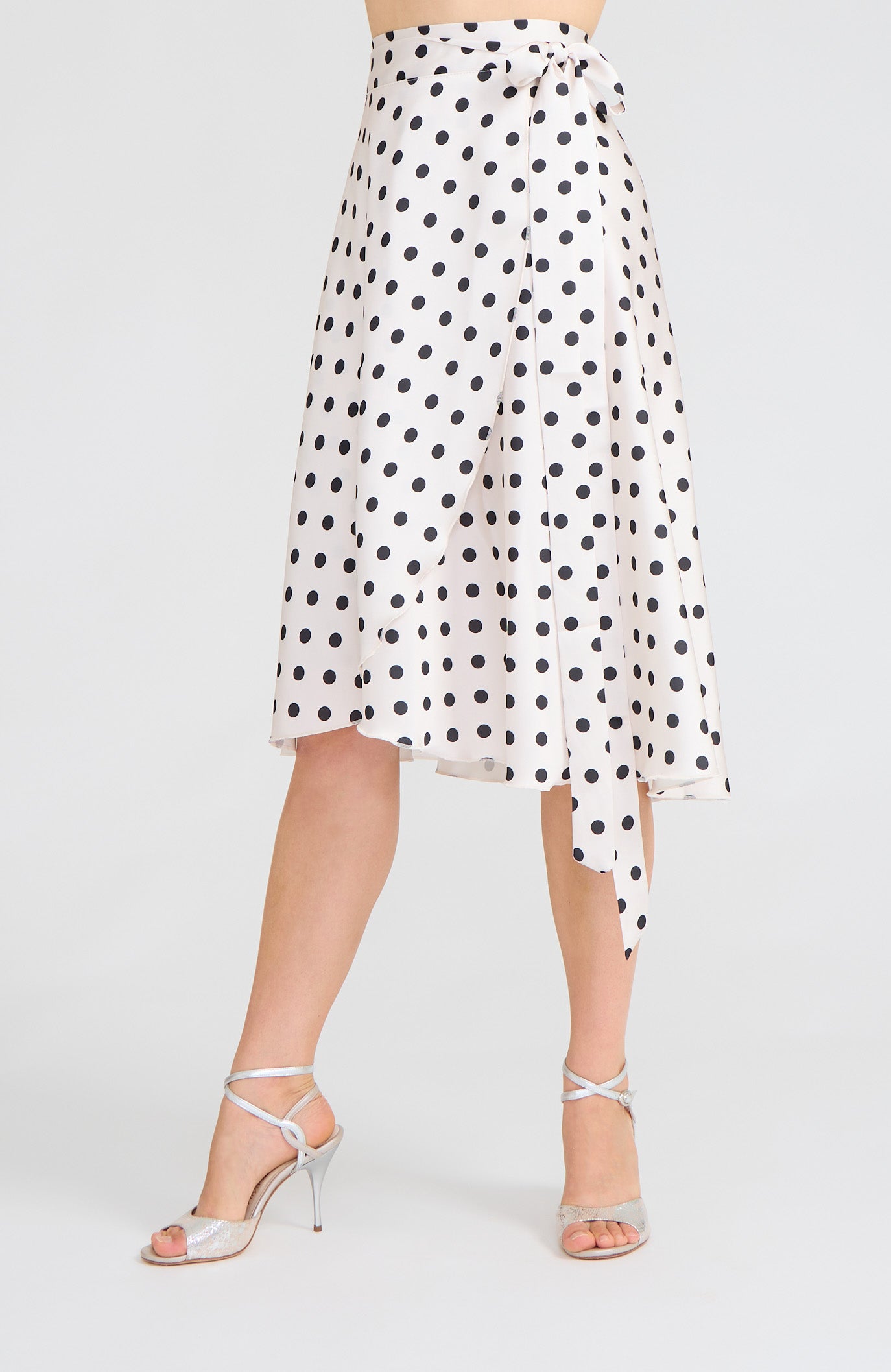 Jupe de tango portefeuille en satin à Pois Crème / Noir – COCO