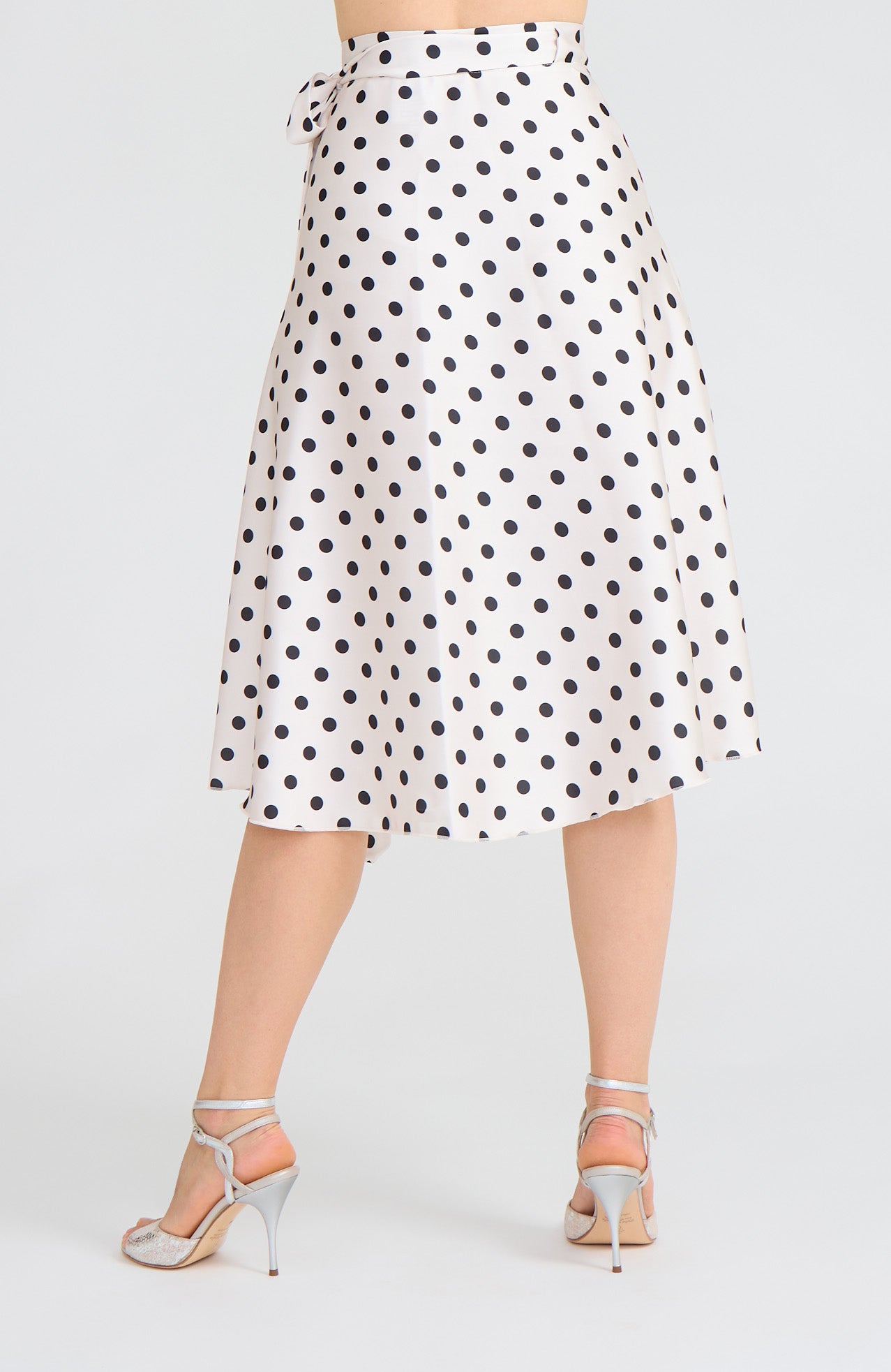 Jupe de tango portefeuille en satin à Pois Crème / Noir – COCO