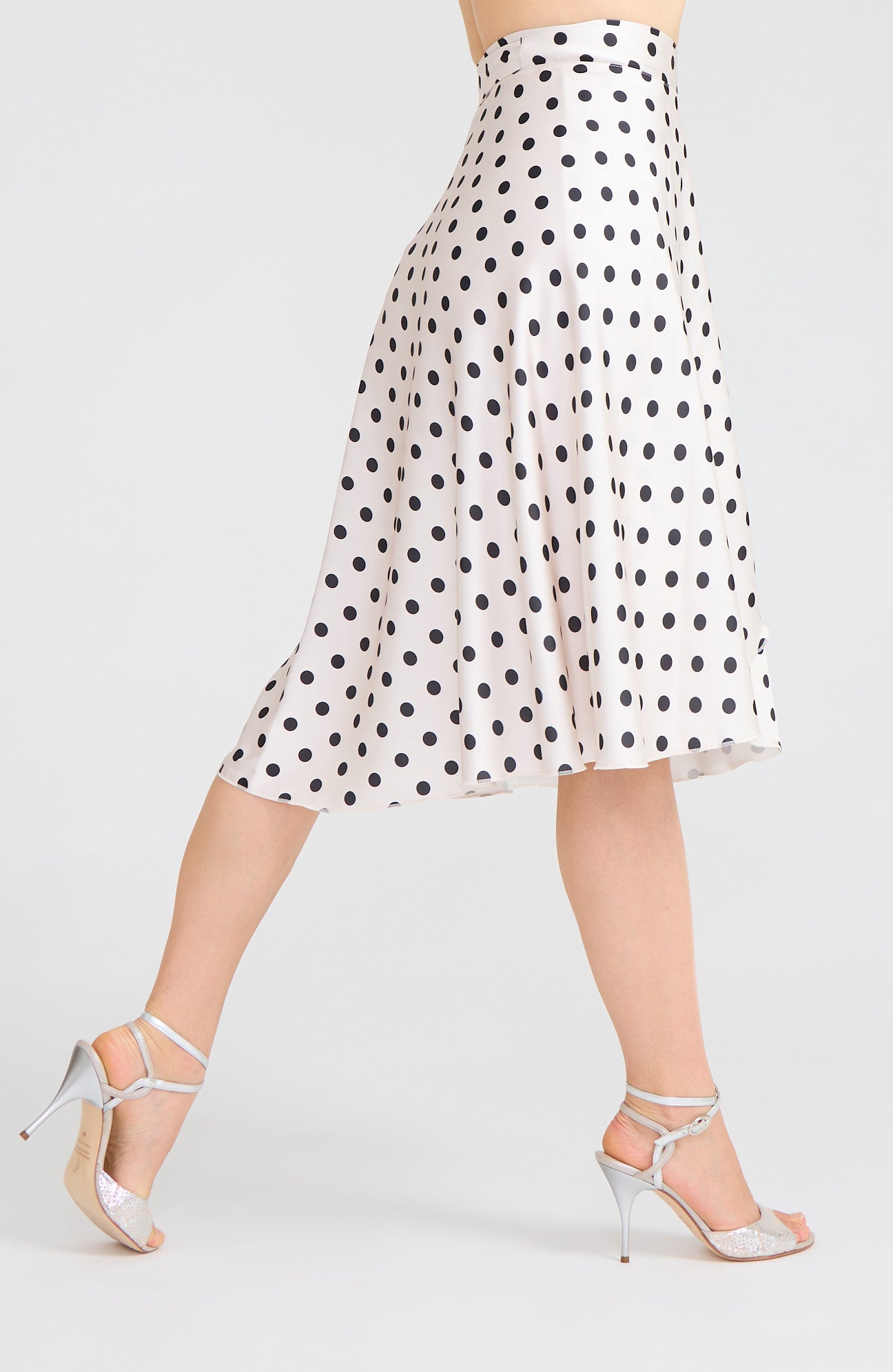 Jupe de tango portefeuille en satin à Pois Crème / Noir – COCO