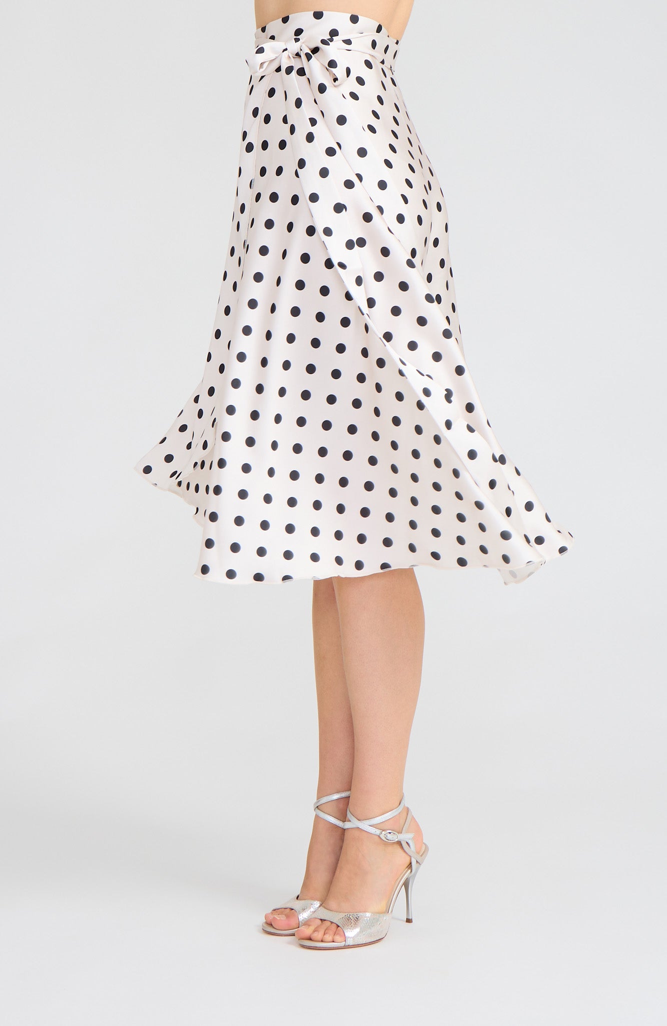 Jupe de tango portefeuille en satin à Pois Crème / Noir – COCO