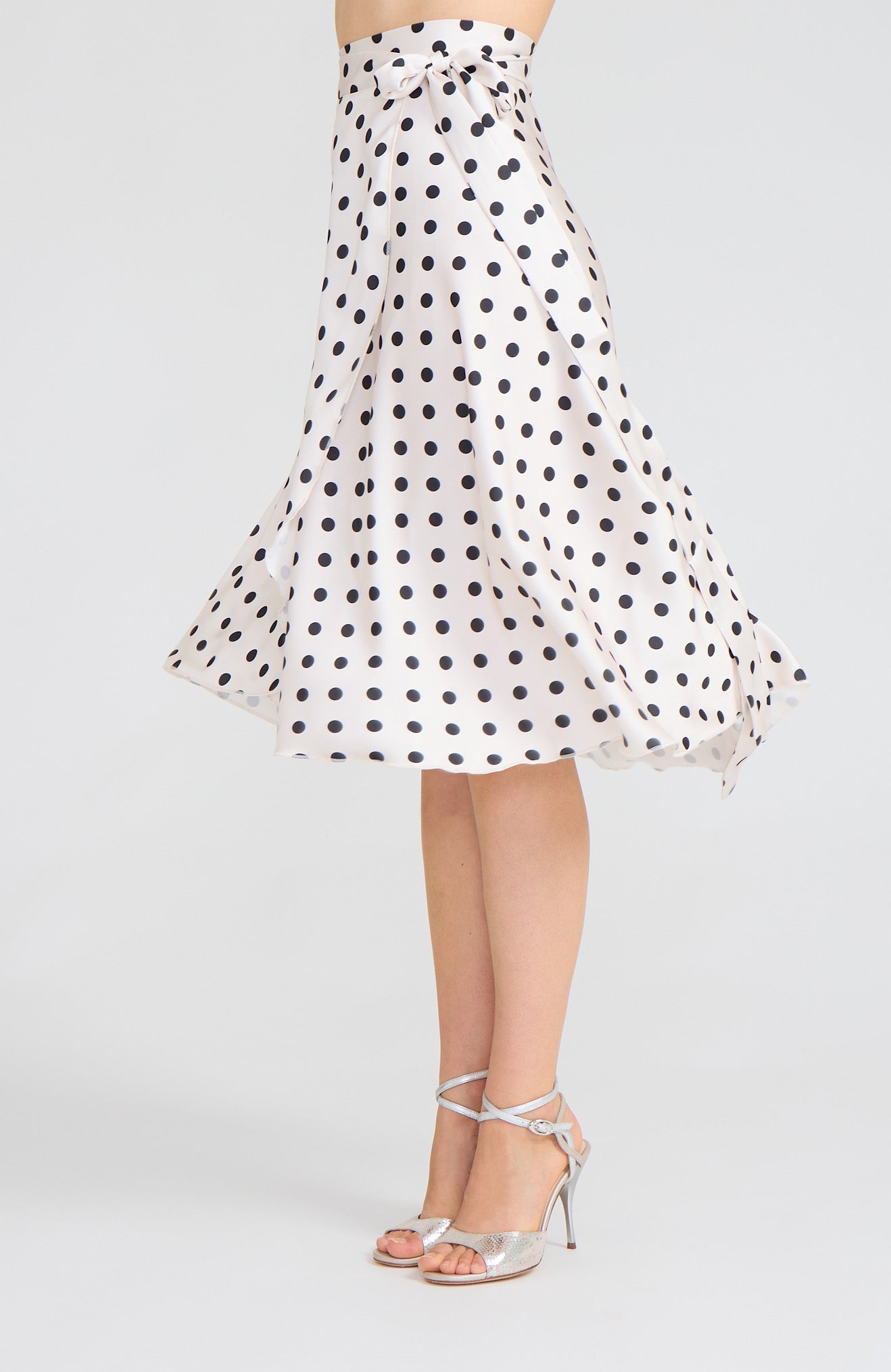 Jupe de tango portefeuille en satin à Pois Crème / Noir – COCO