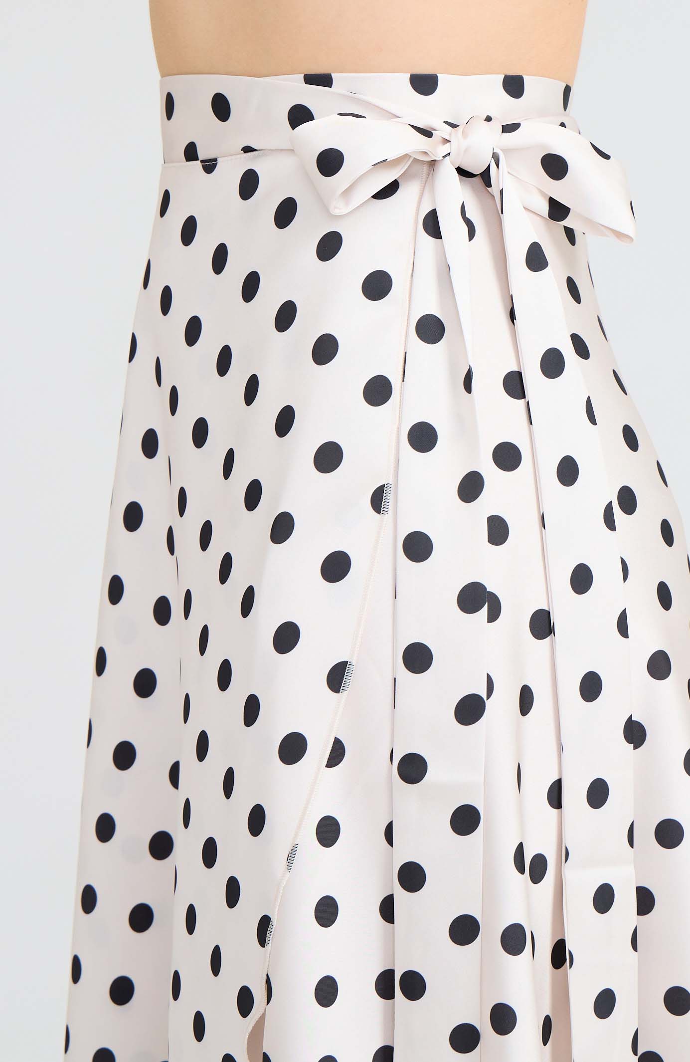 Jupe de tango portefeuille en satin à Pois Crème / Noir – COCO
