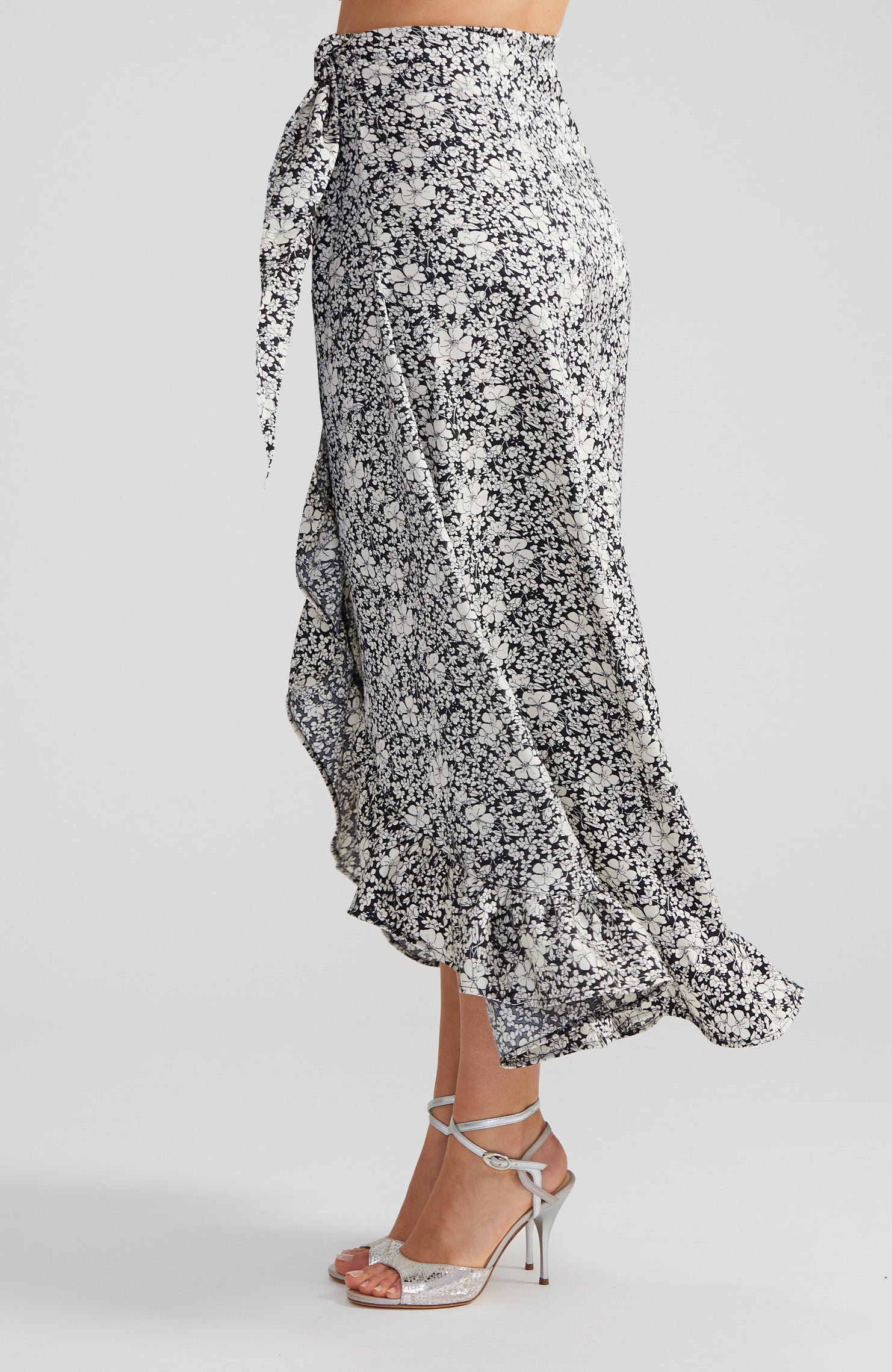 Jupe portefeuille fleurie DINA Inked Bloom avec ourlet à volants