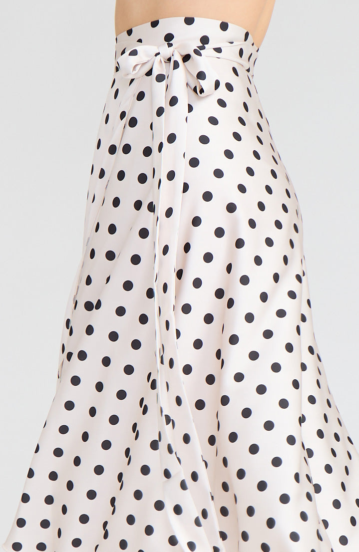 Langer Satin Tango-Wickelrock in Polka Dots in Schwarz / Cremeweiß – GINA