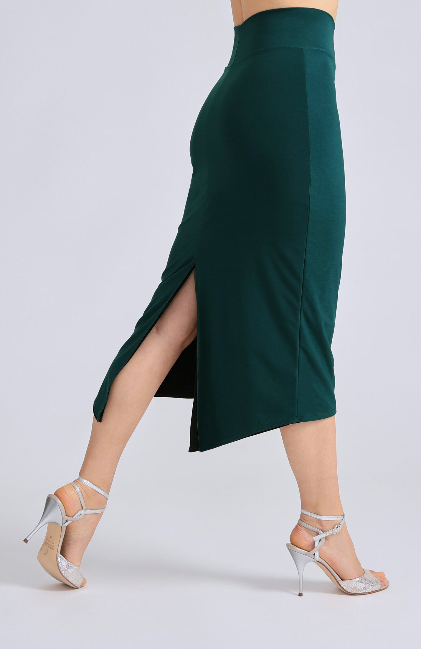 Long reversible pencil tango skirt CLAIRE in fresh green with a high side slit, offering elegant knee coverage in motion.