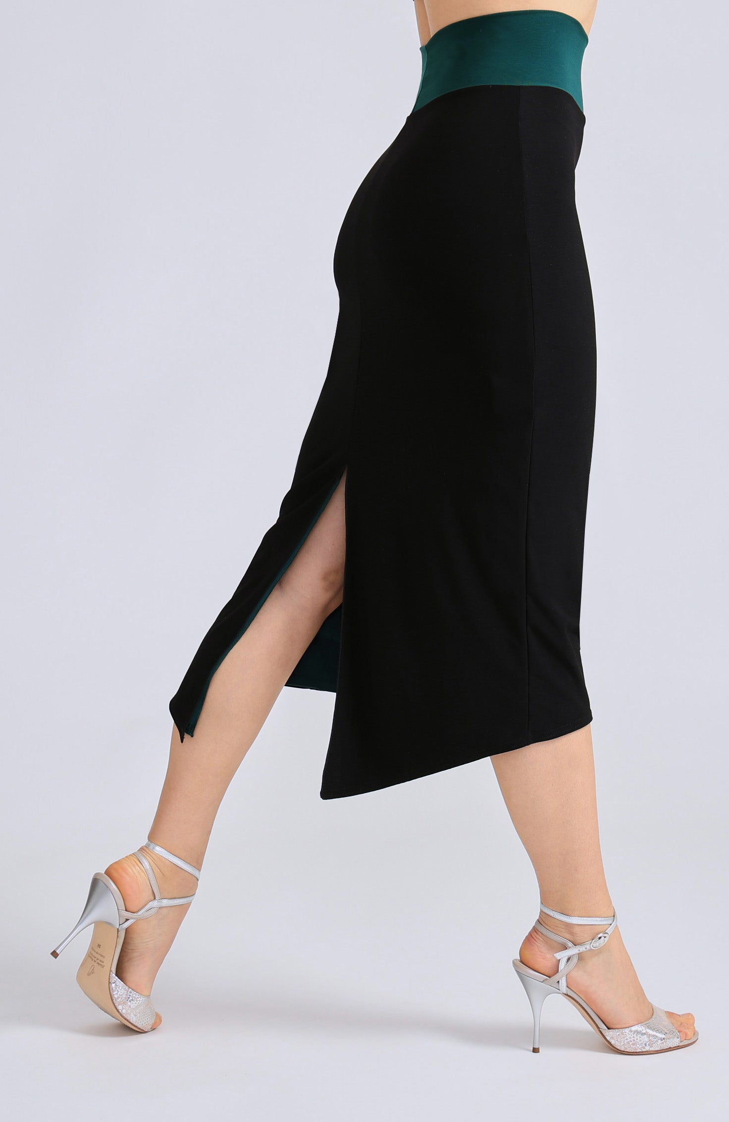 Long reversible pencil tango skirt CLAIRE in black with a high side slit, offering elegant knee coverage in motion.