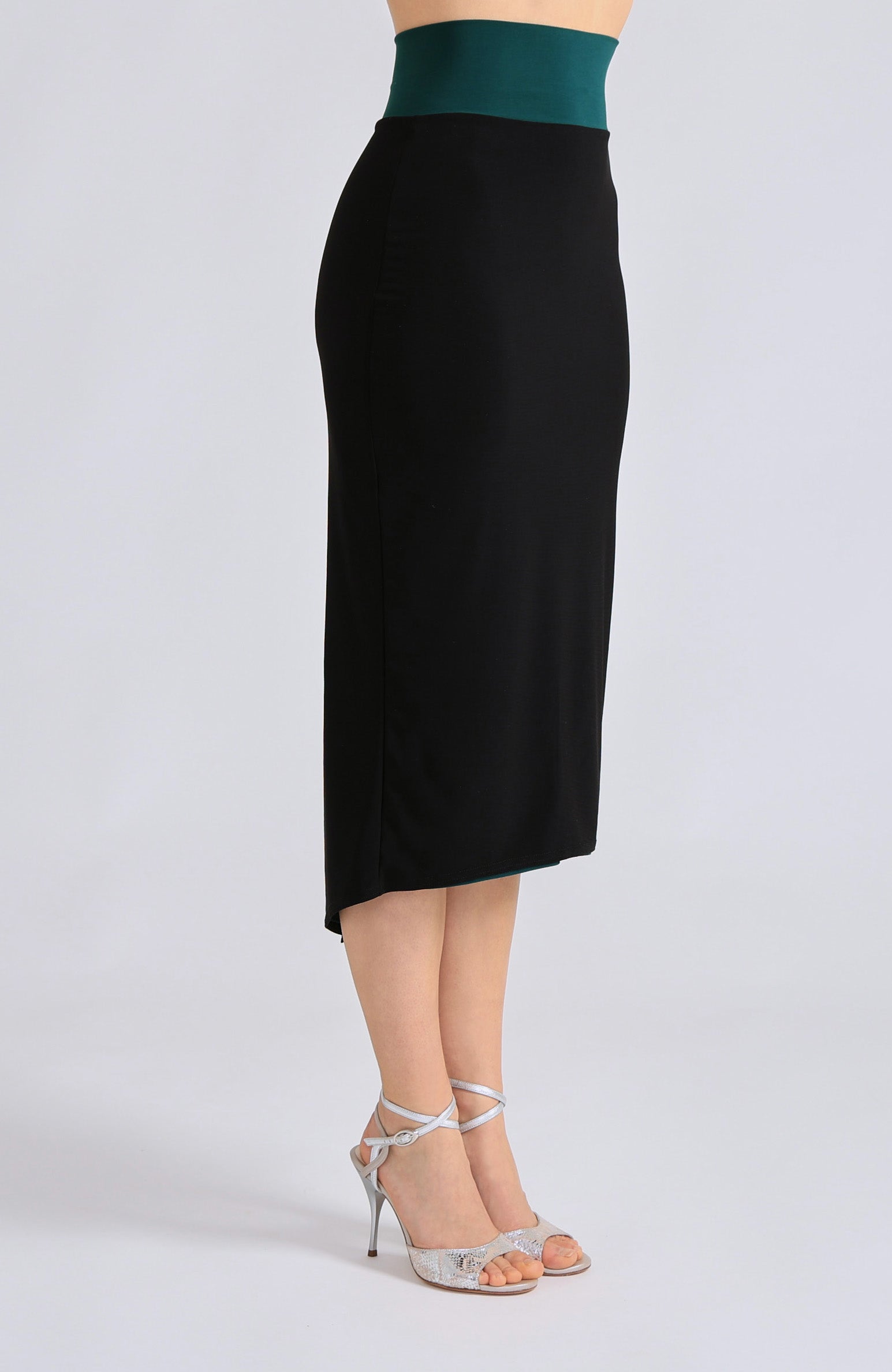 Long reversible pencil tango skirt CLAIRE in black with a high side slit, offering elegant knee coverage in motion.