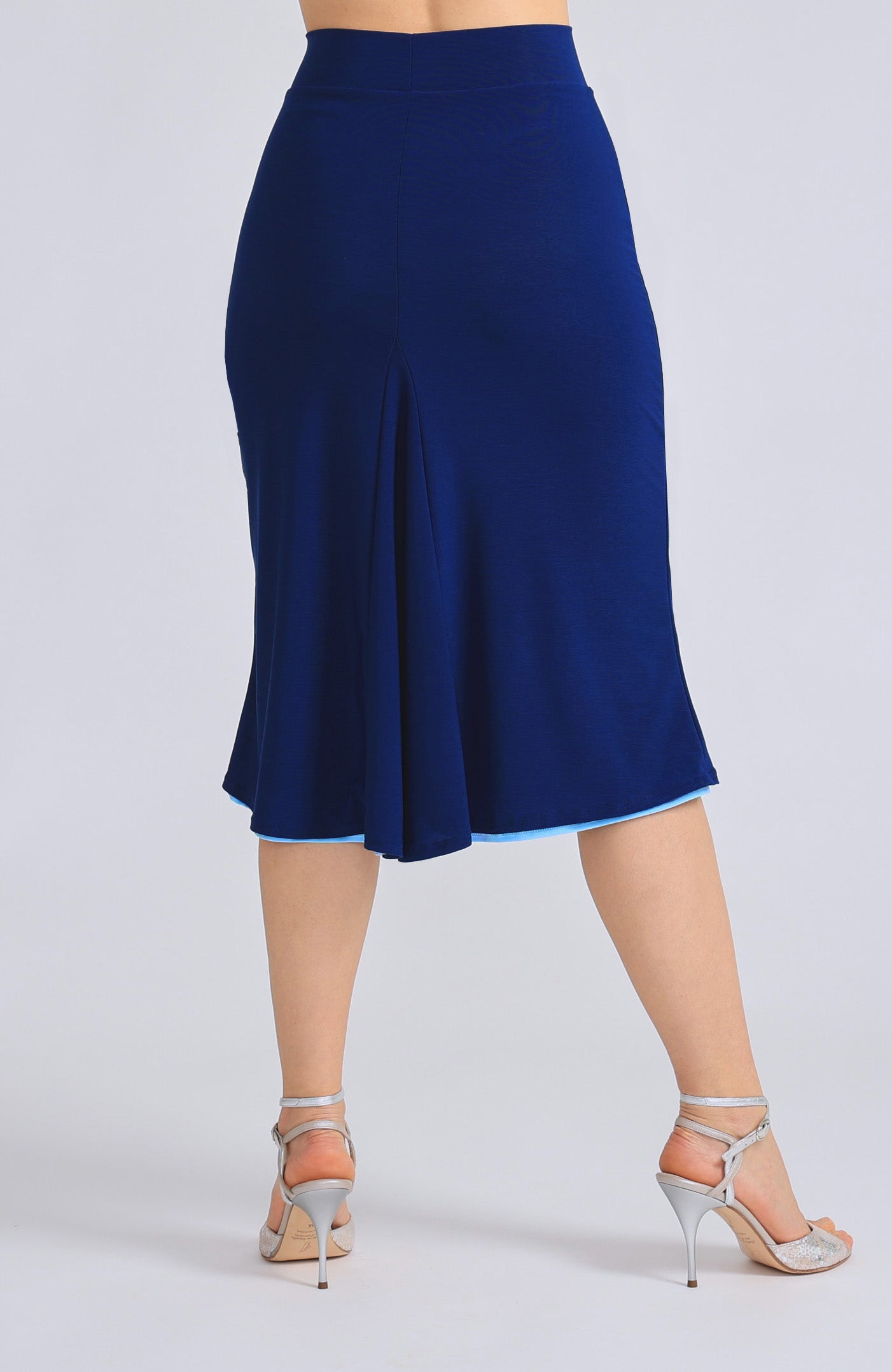 Reversible godet skirt JAZMIN in baby blue and classic blue, featuring a high-low hemline and a figure-hugging fit with extra flow at the knees.
