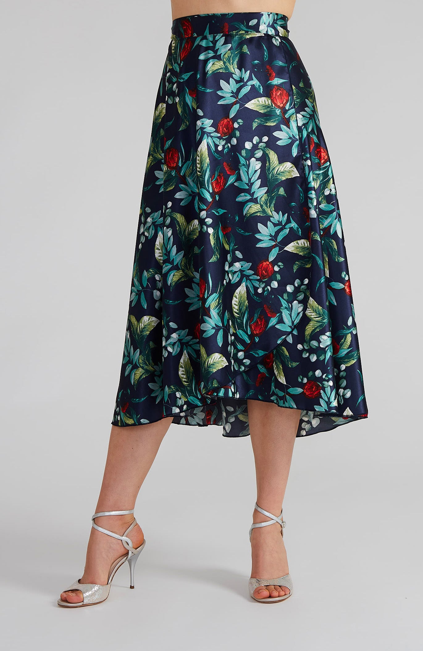 GINA Langer Wickelrock in Satin Blossoms auf Marineblau
