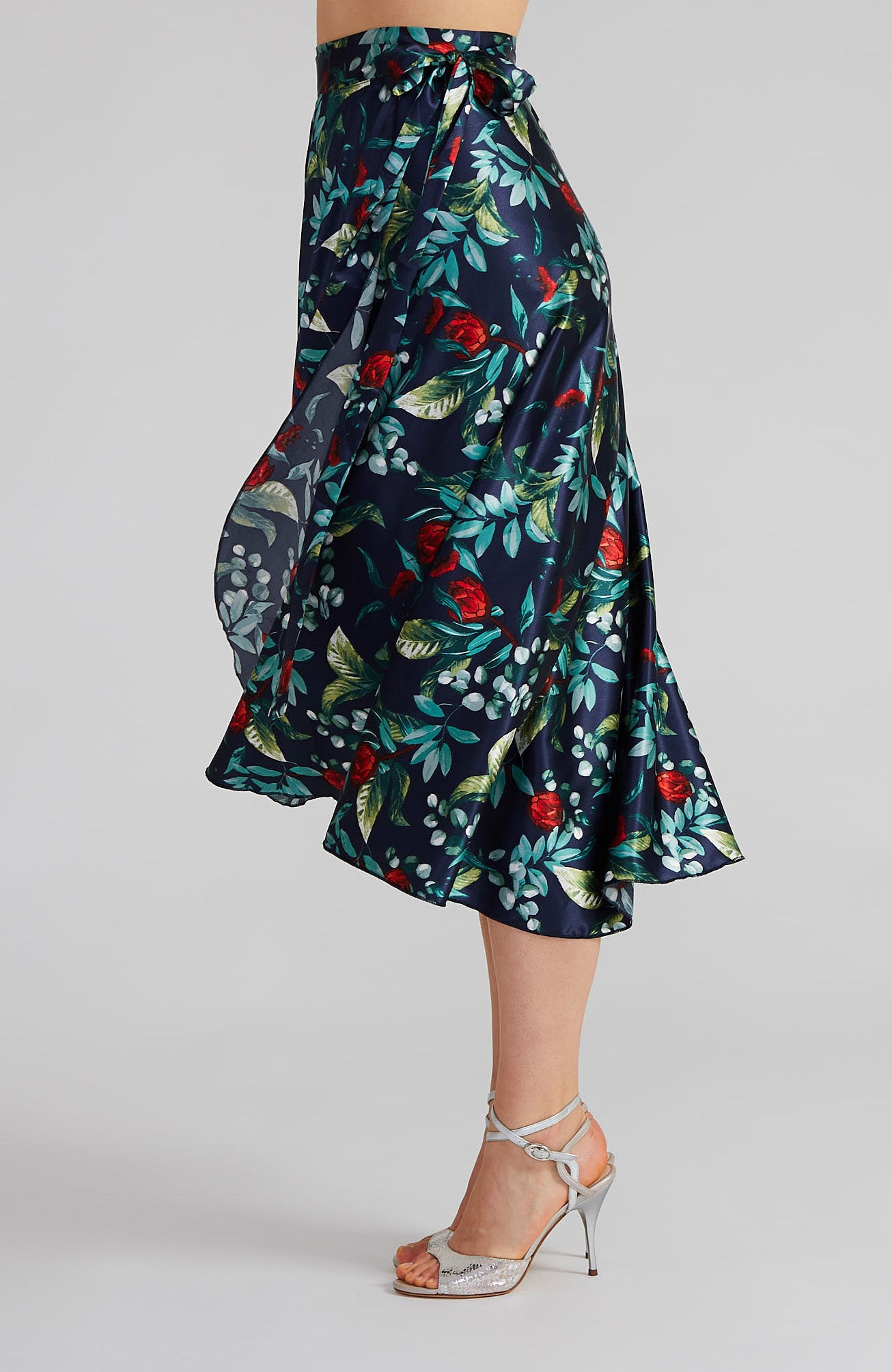 GINA Langer Wickelrock in Satin Blossoms auf Marineblau